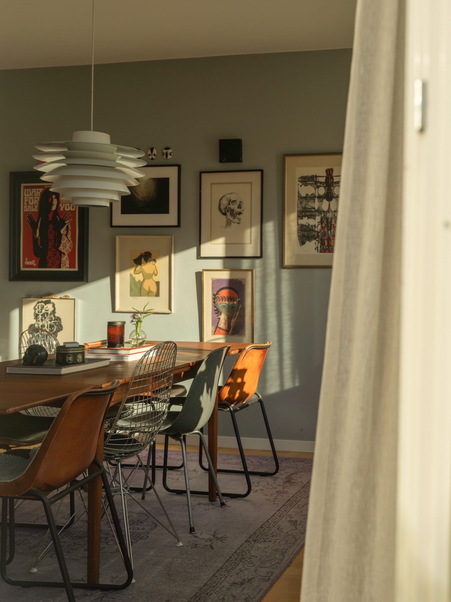 salle à manger murs gris bleu décoration vintage duplex scandinave