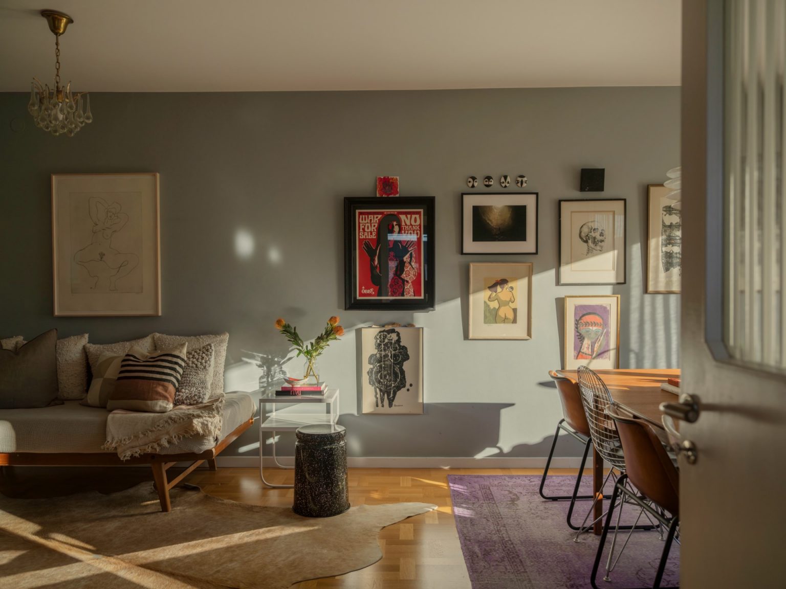 salon et salle à manger murs gris bleu décoration vintage duplex scandinave