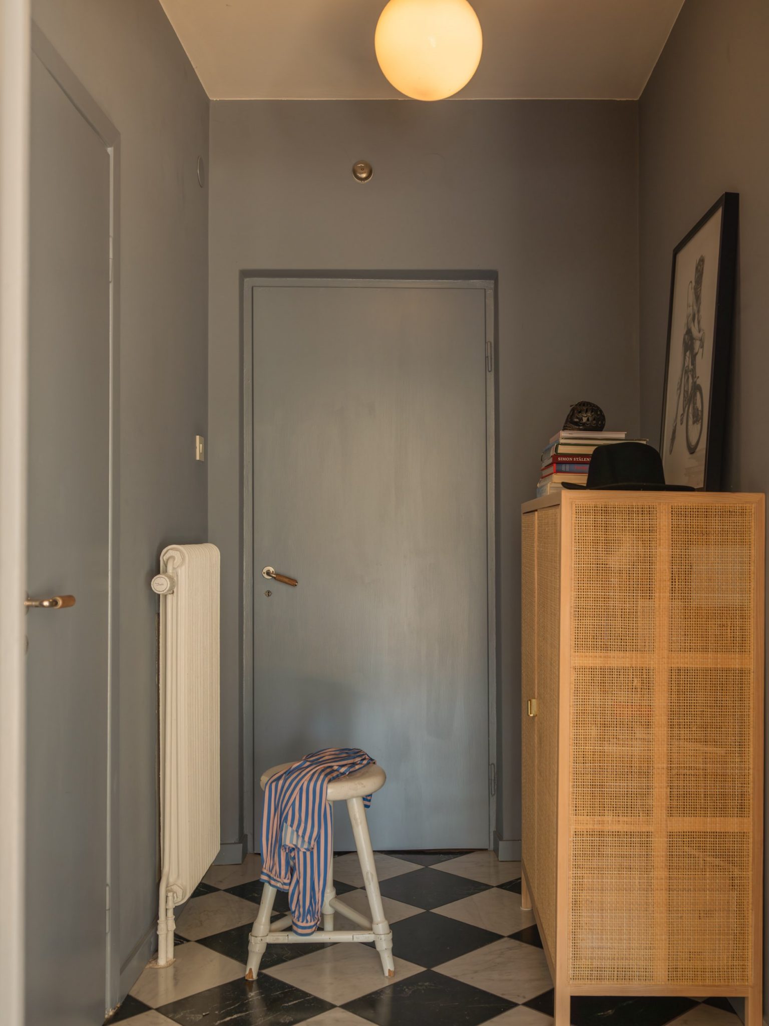 entrée avec sol à damier noir et blanc