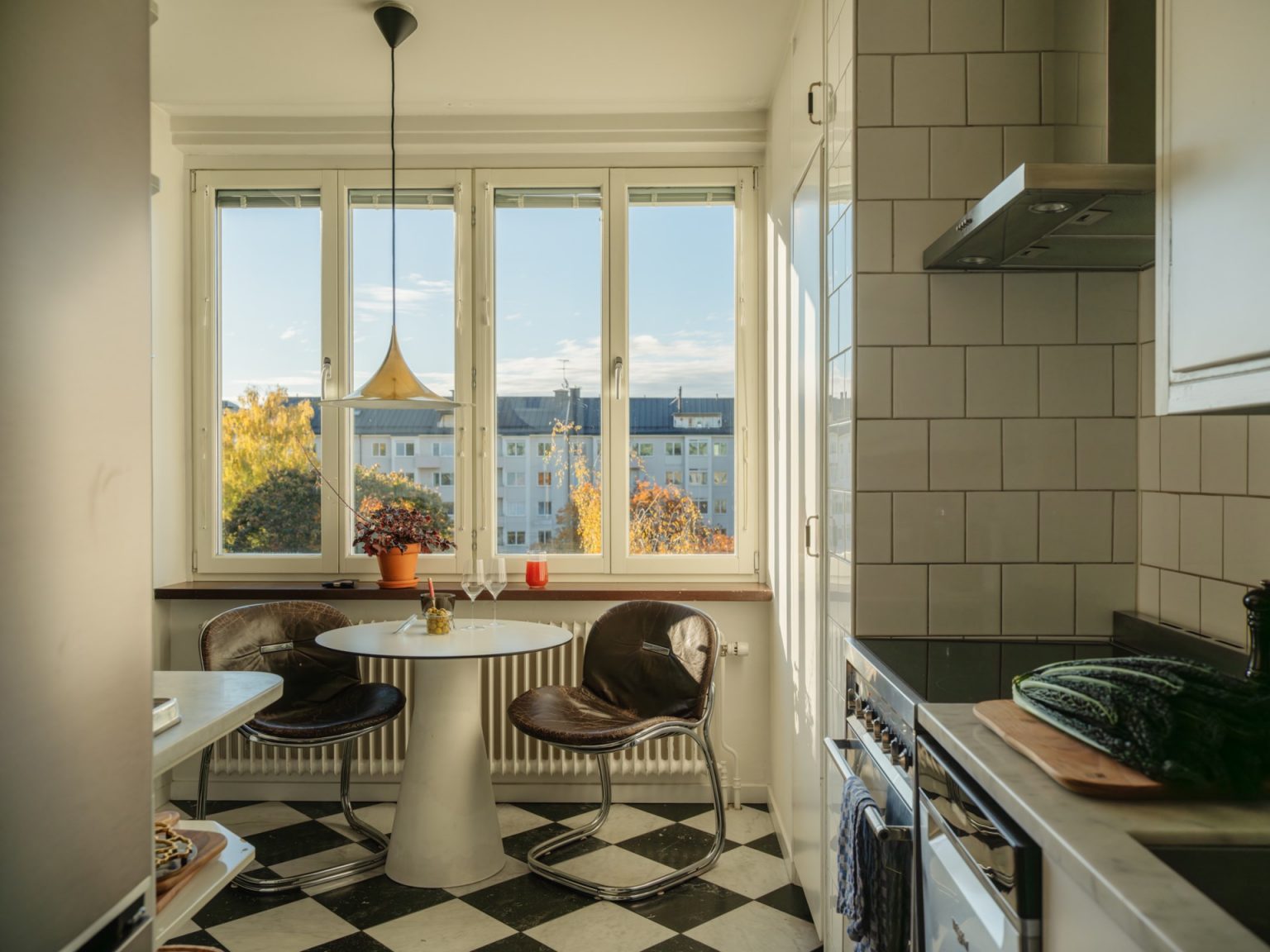 cuisine vintage avec sol à damier noir et blanc