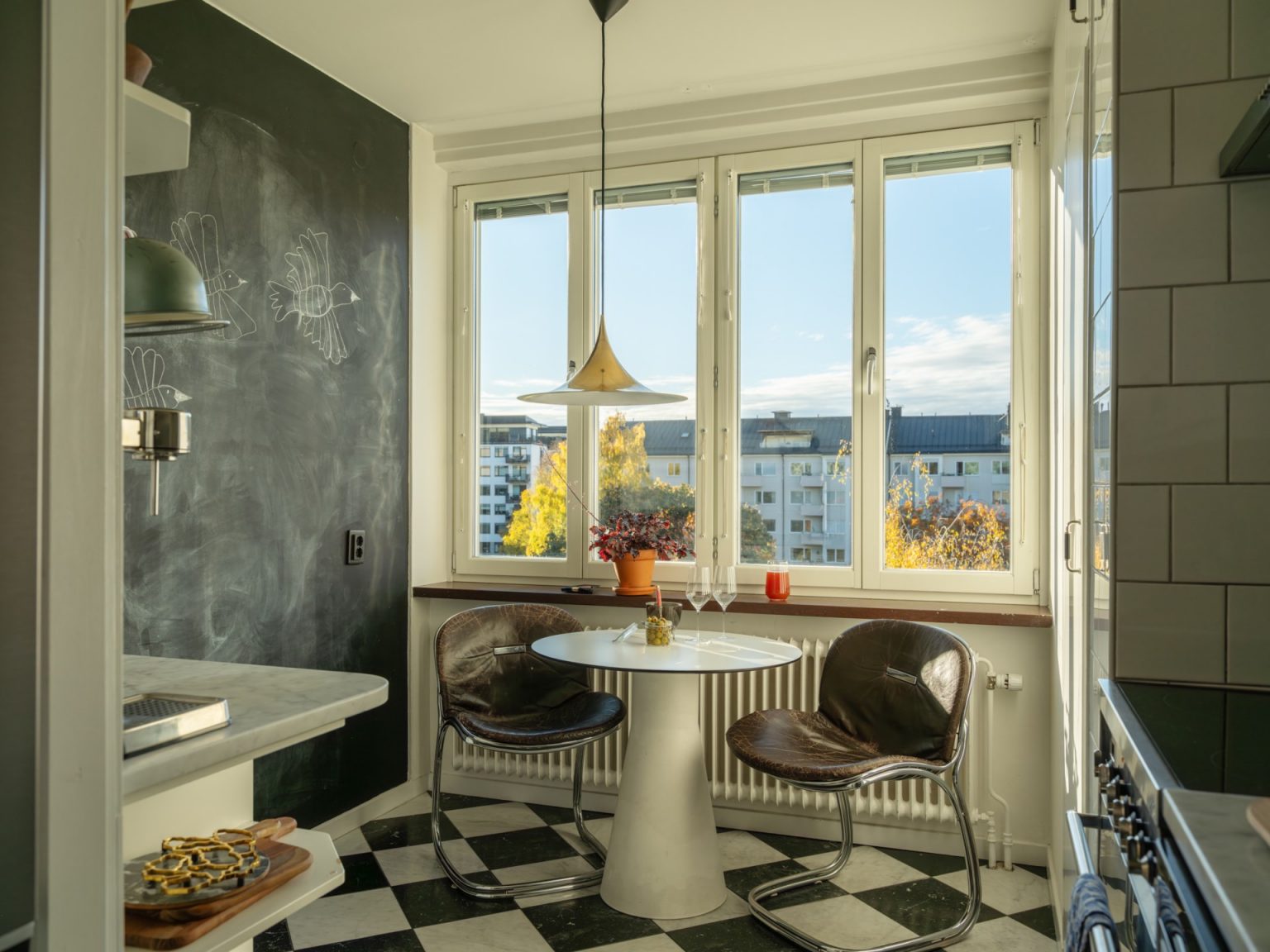 cuisine vintage avec sol à damier noir et blanc