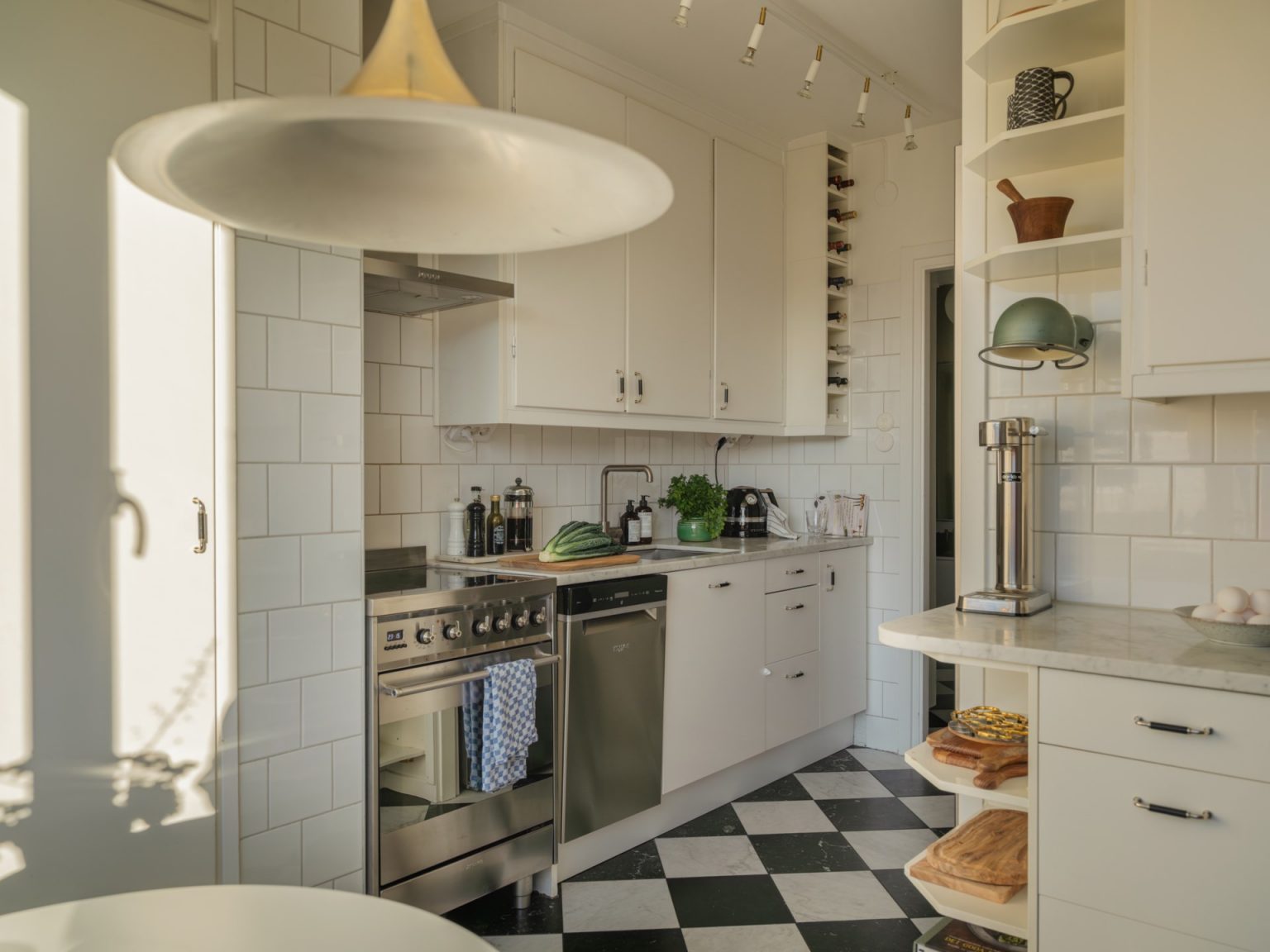 cuisine vintage avec sol à damier noir et blanc