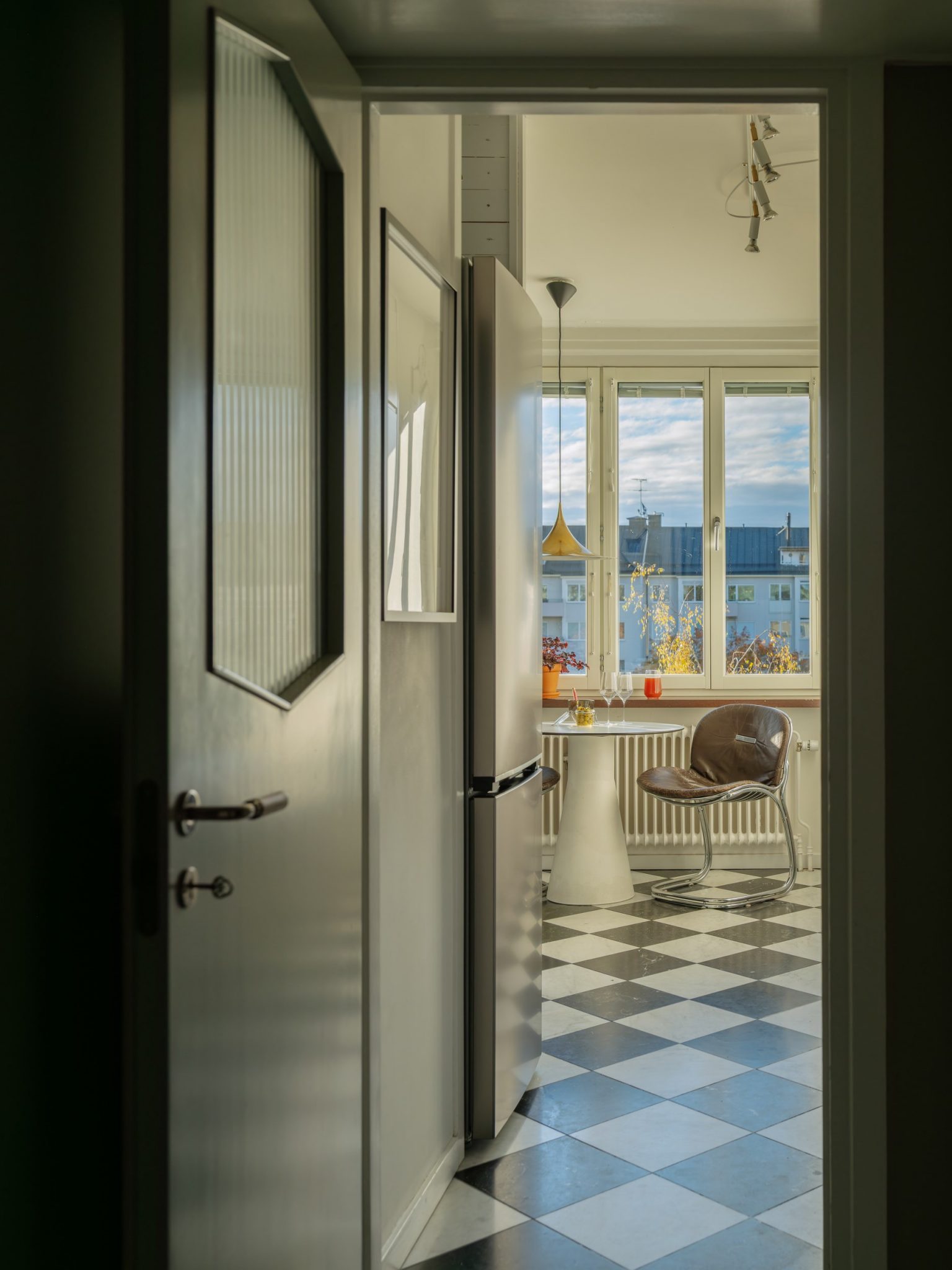 cuisine vintage avec sol à damier noir et blanc