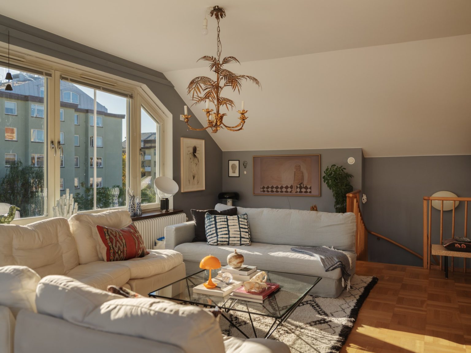 salon murs gris bleu décoration vintage duplex scandinave