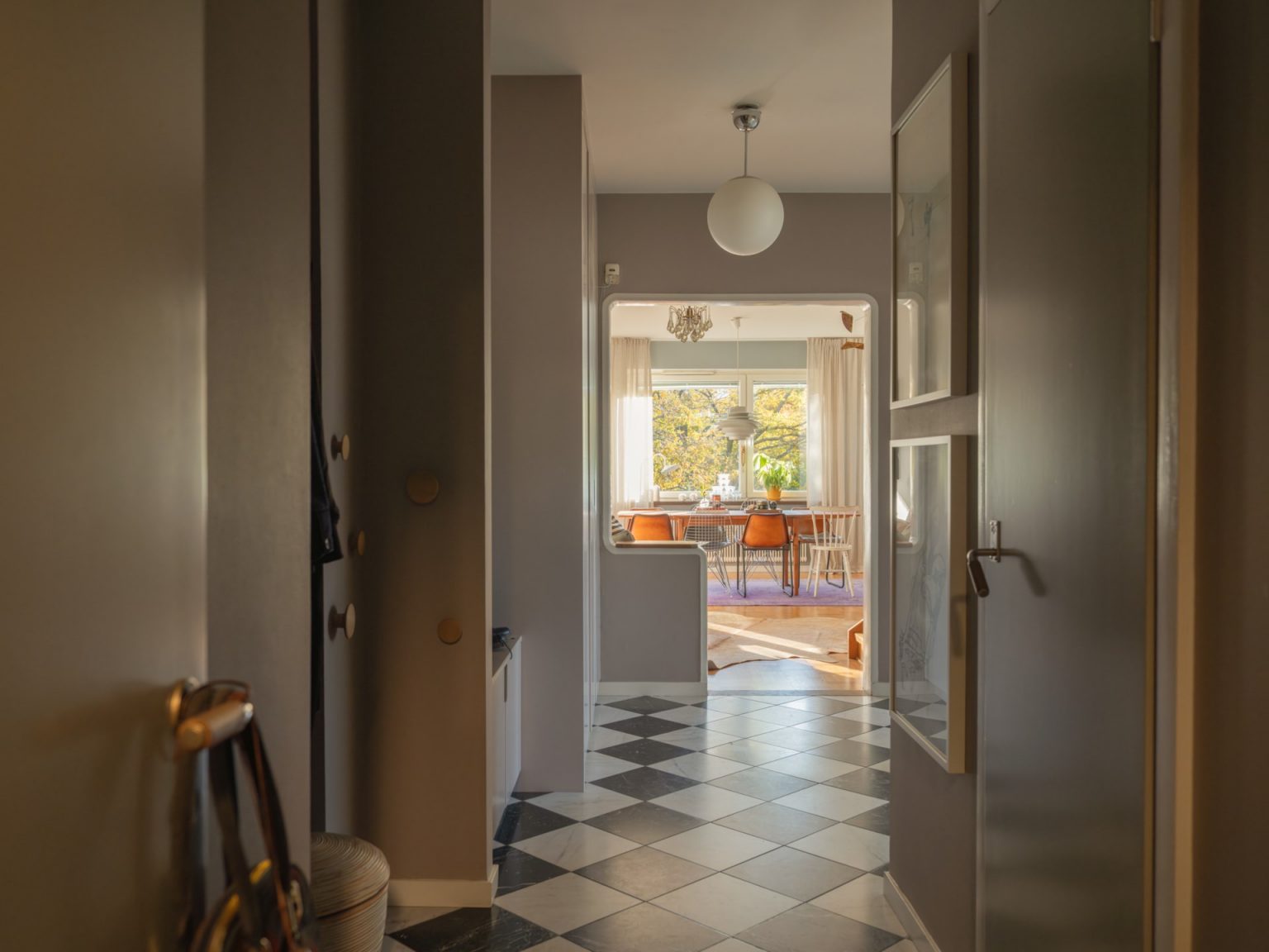entrée avec sol à damier noir et blanc