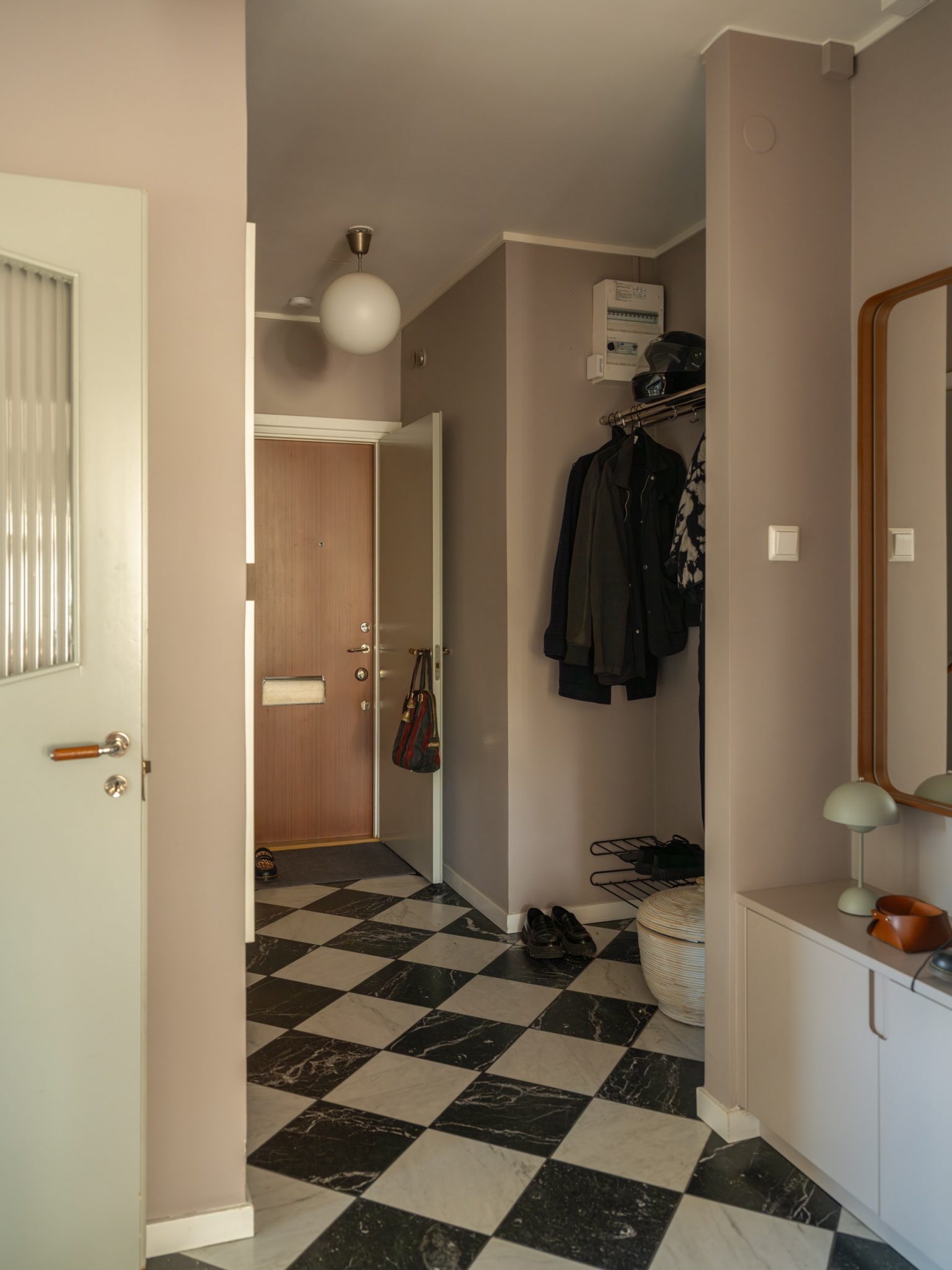 entrée avec sol à damier noir et blanc