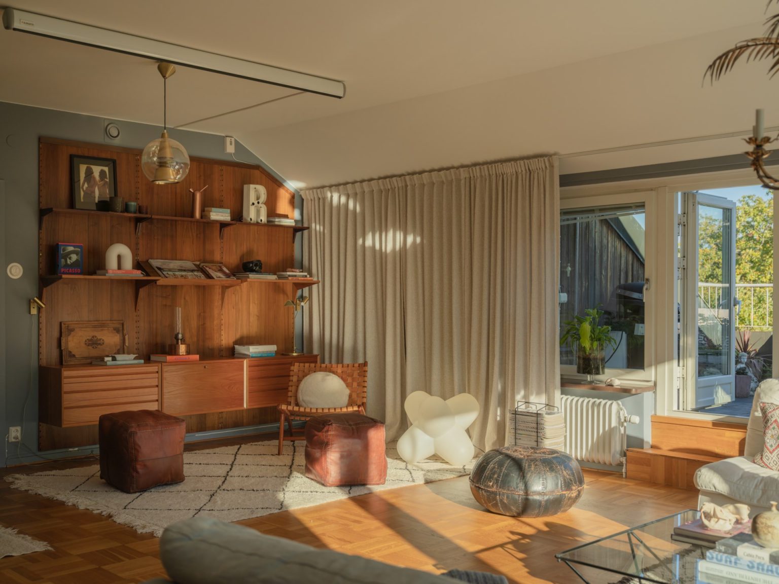 salon murs gris bleu décoration vintage duplex scandinave