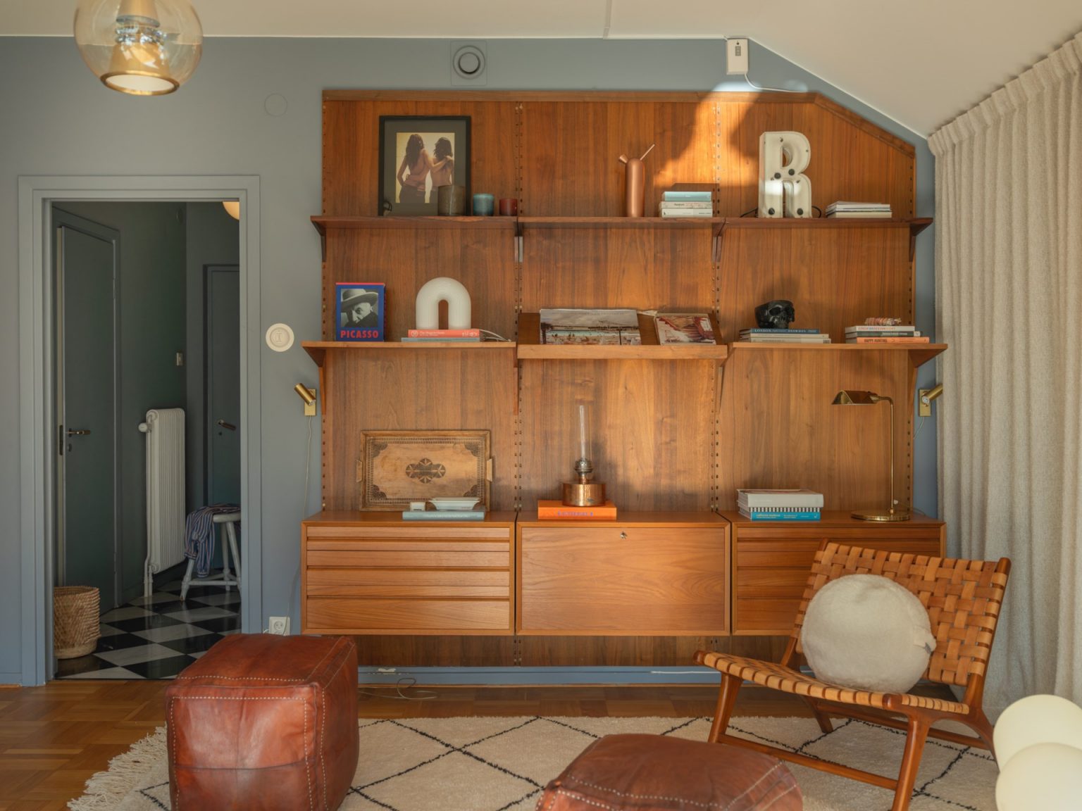 salon murs gris bleu décoration vintage duplex scandinave