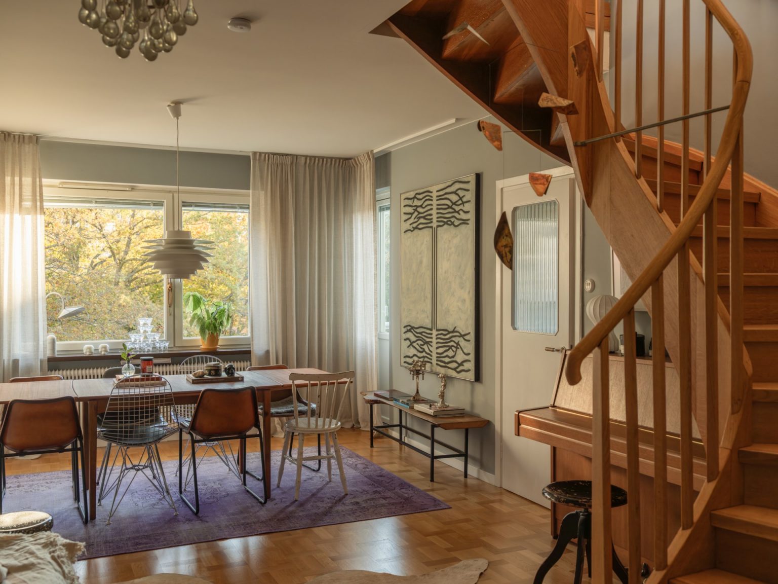 salle à manger avec escalier décoration vintage duplex scandinave