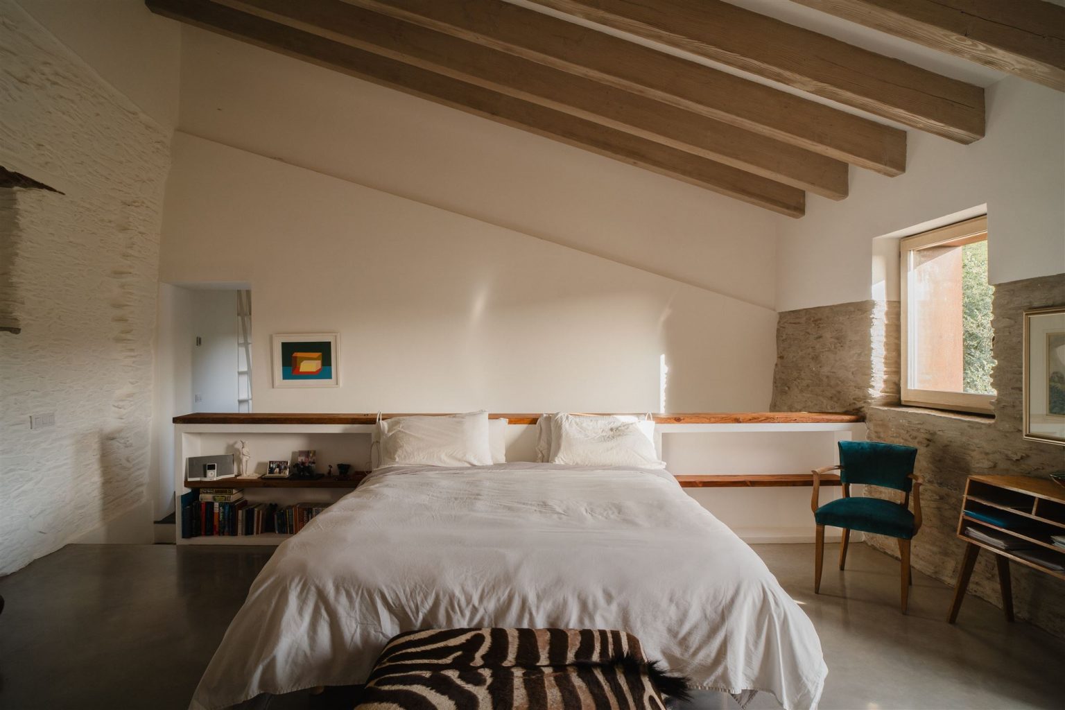 chambre avec poutres décoration contemporaine et rustique chic dans maison rénovée