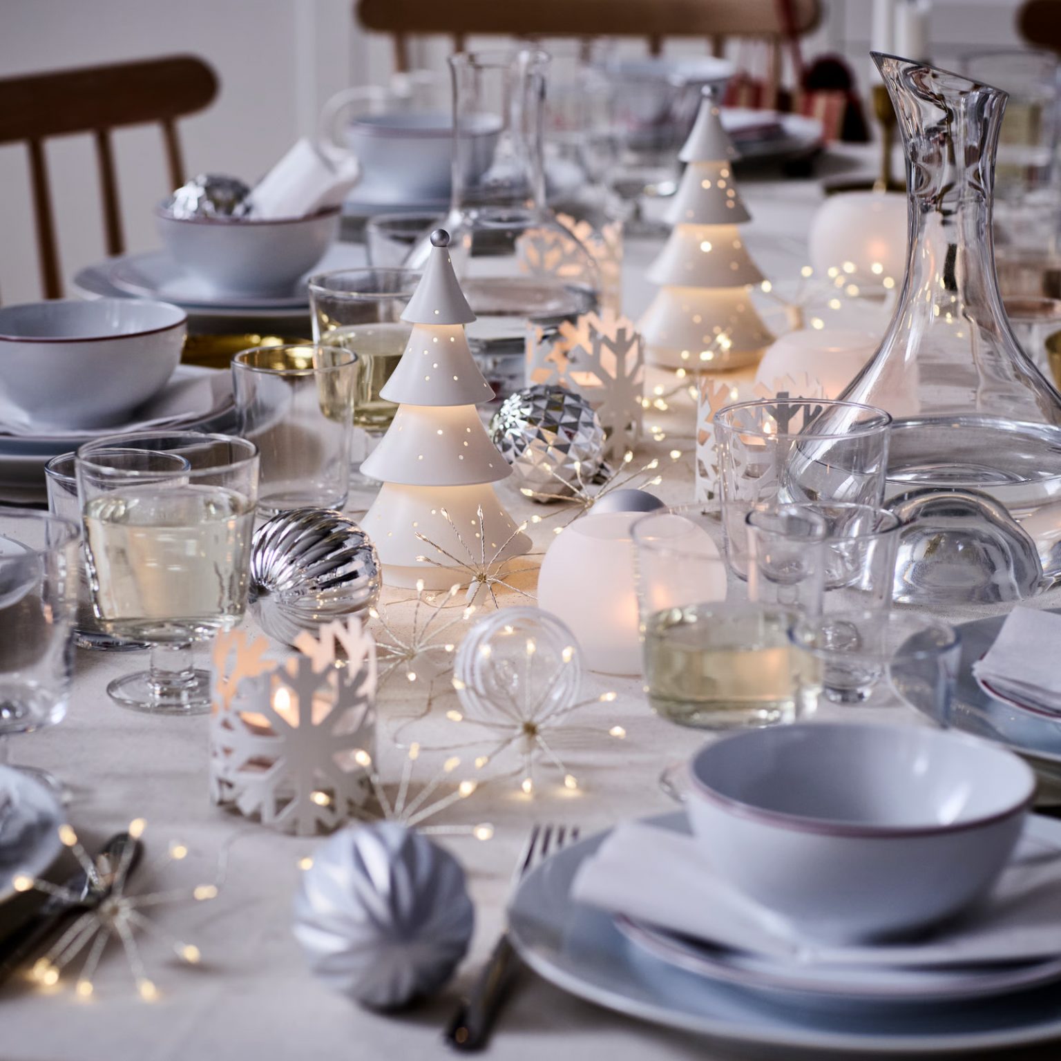 table fête de Noël IKEA thème blanc et argent