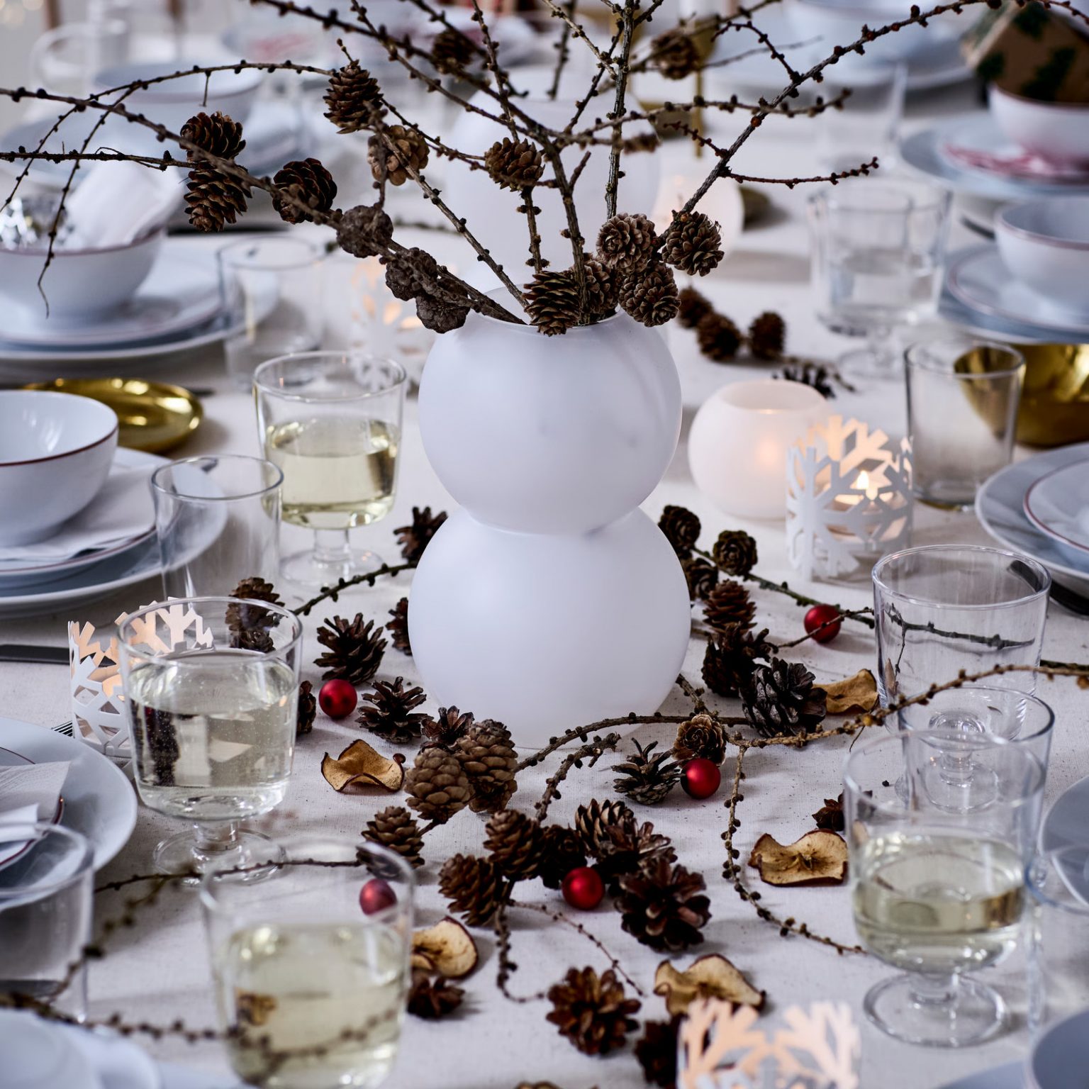 table fête de Noël IKEA thème blanc et argent