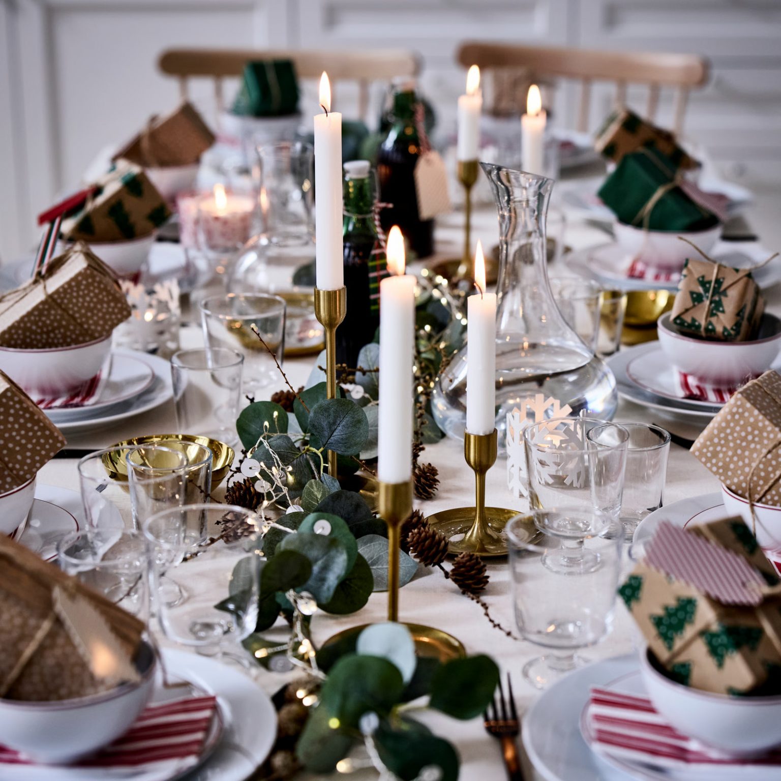 table fête de Noël IKEA thème blanc et argent