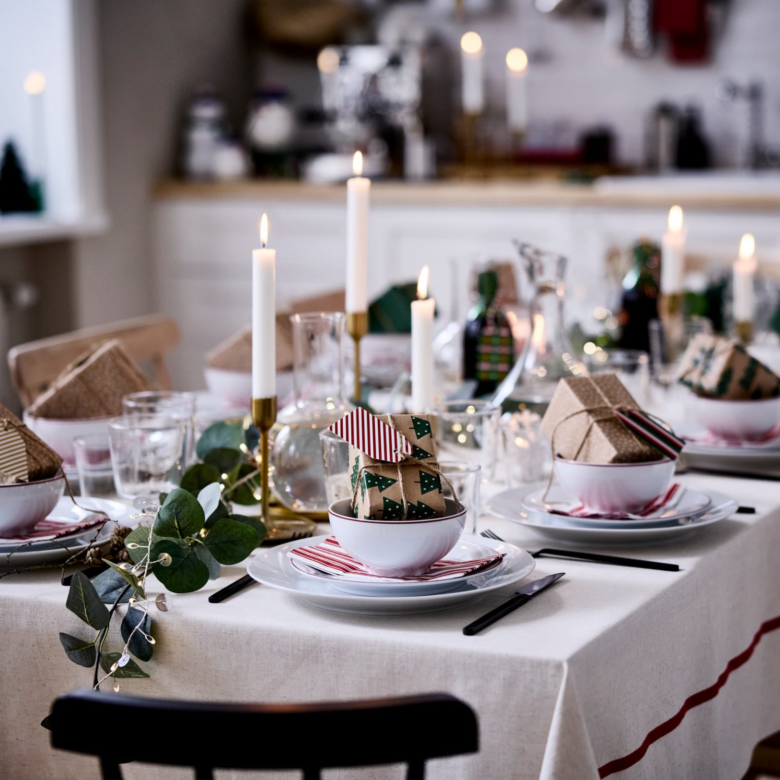 table fête de Noël IKEA thème blanc et argent
