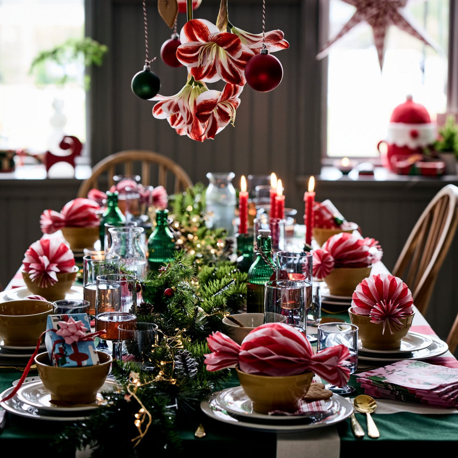 table fête de Noël IKEA thème rouge et vert classique
