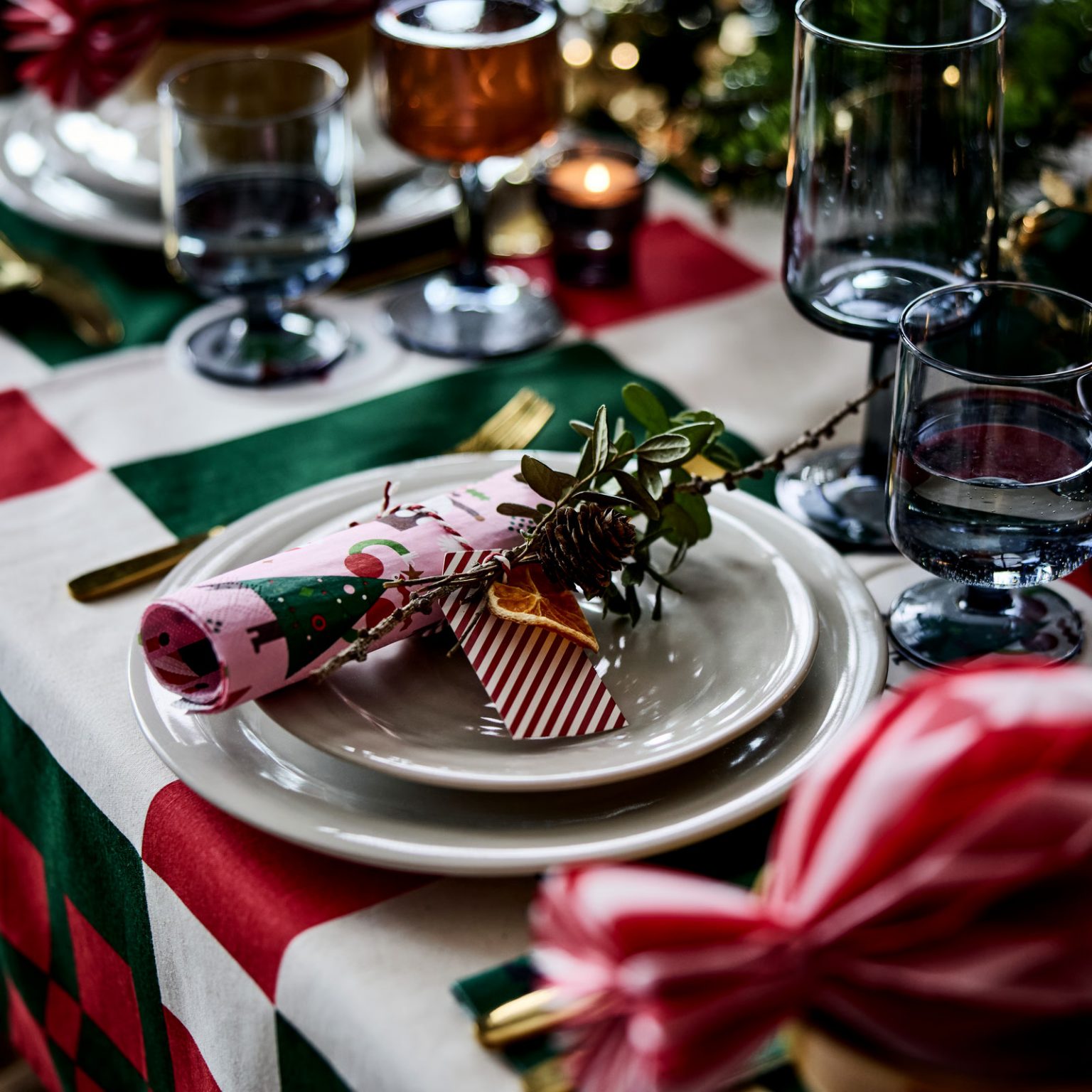 table fête de Noël IKEA thème rouge et vert classique