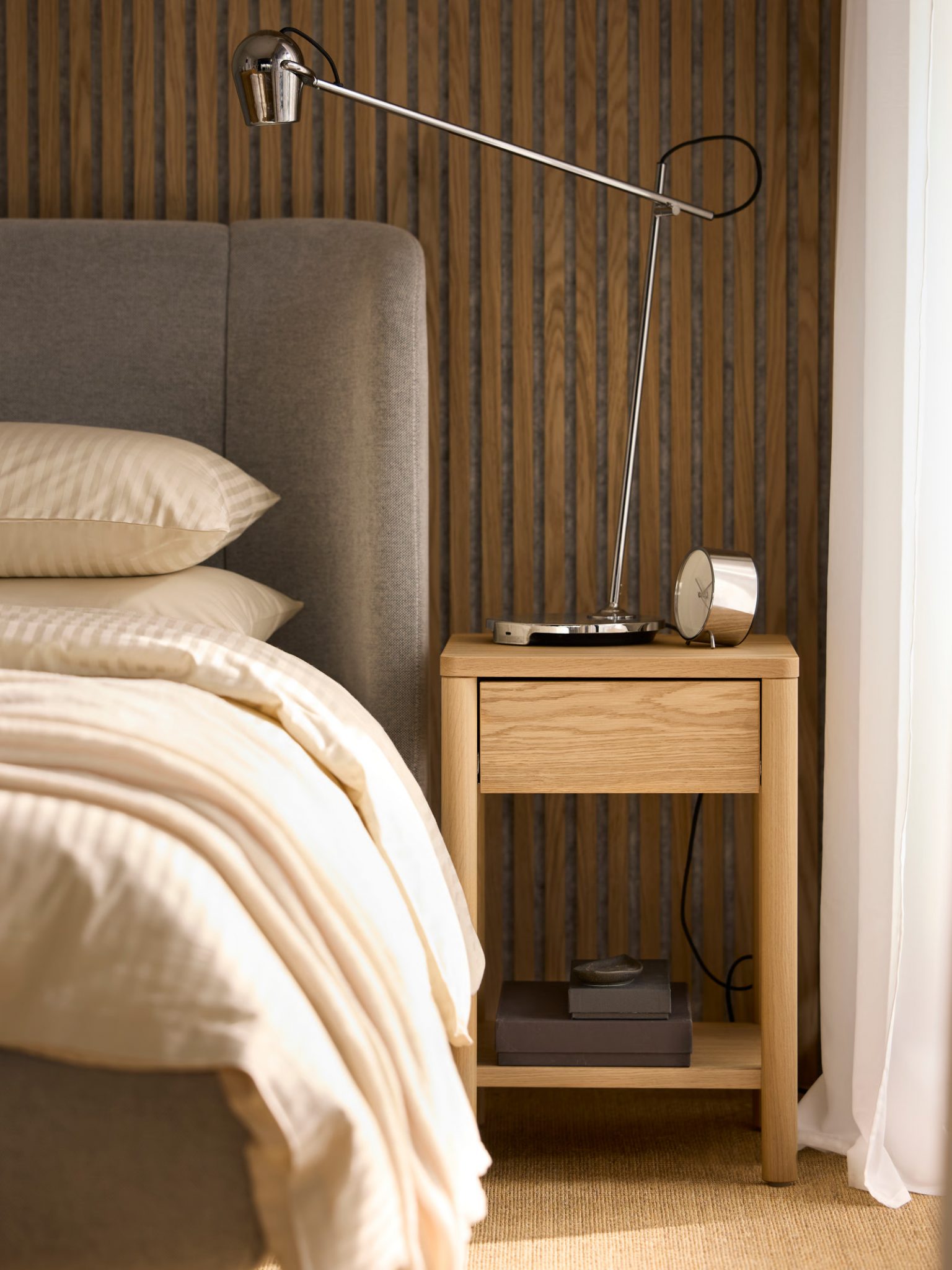 tête de lit grise matelassé et chevet en chêne