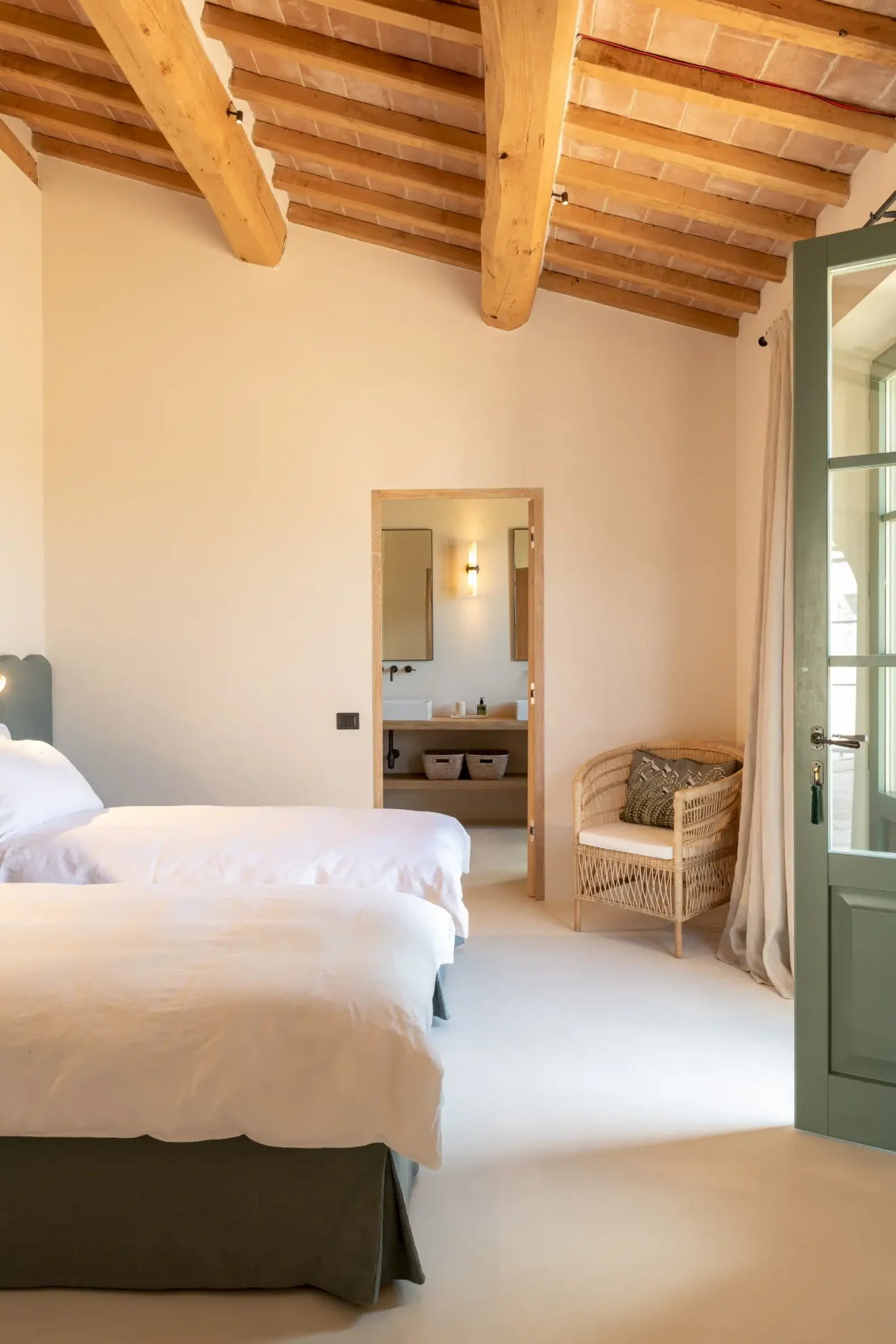 chambre avec poutres maison en pierres ancienne rénovée Podere Sirolo Italie