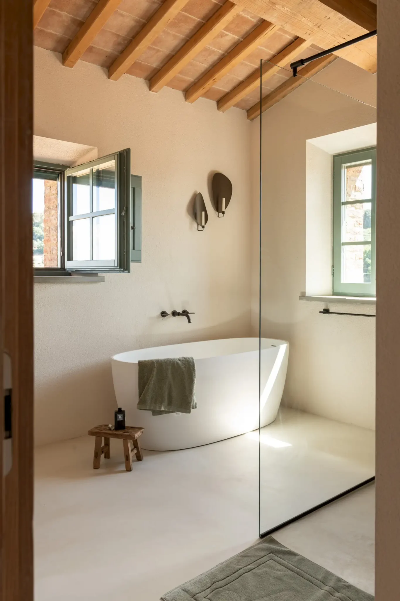 salle de bain design avec poutres et baignoire îlot Podere Sirolo Italie