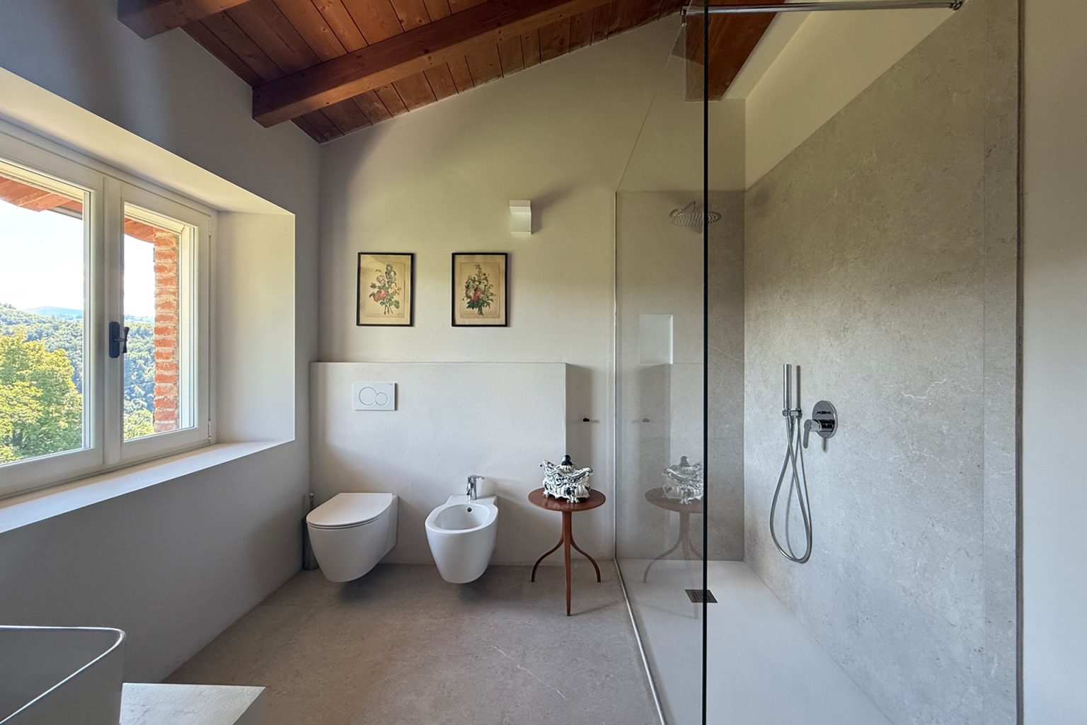 salle de bain design avec poutres maison ancienne rénovée en pierres Italie