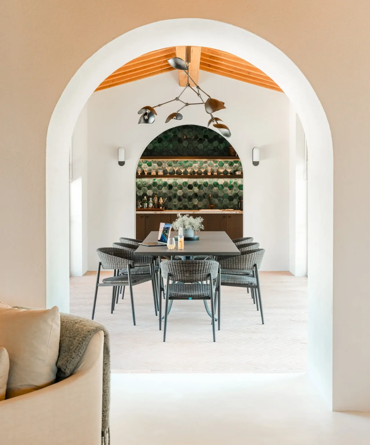 salle à manger avec poutres maison en pierres ancienne rénovée Podere Sirolo Italie