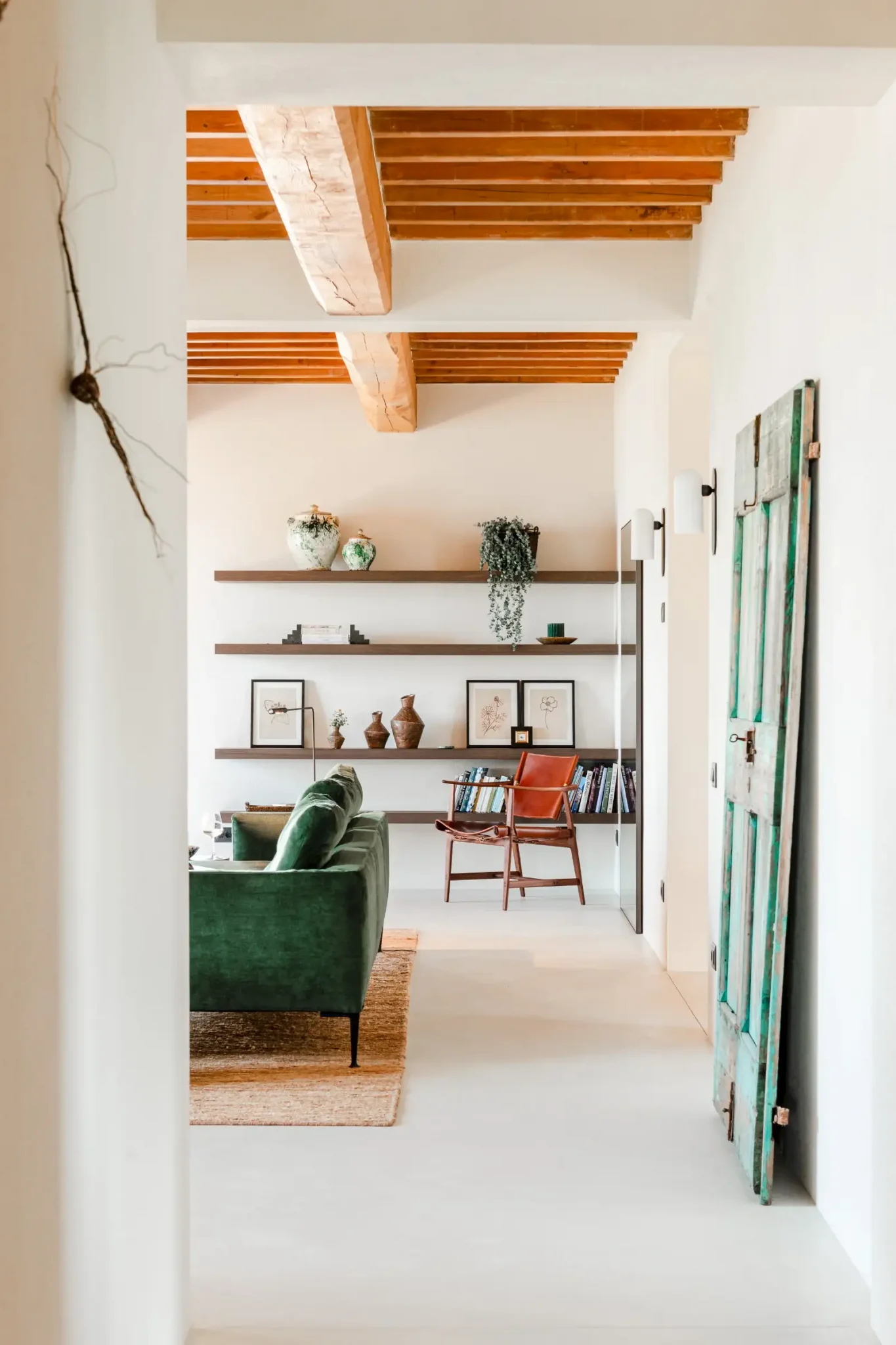 salon avec poutres et canapé vert velours maison en pierres ancienne rénovée Podere Sirolo Italie