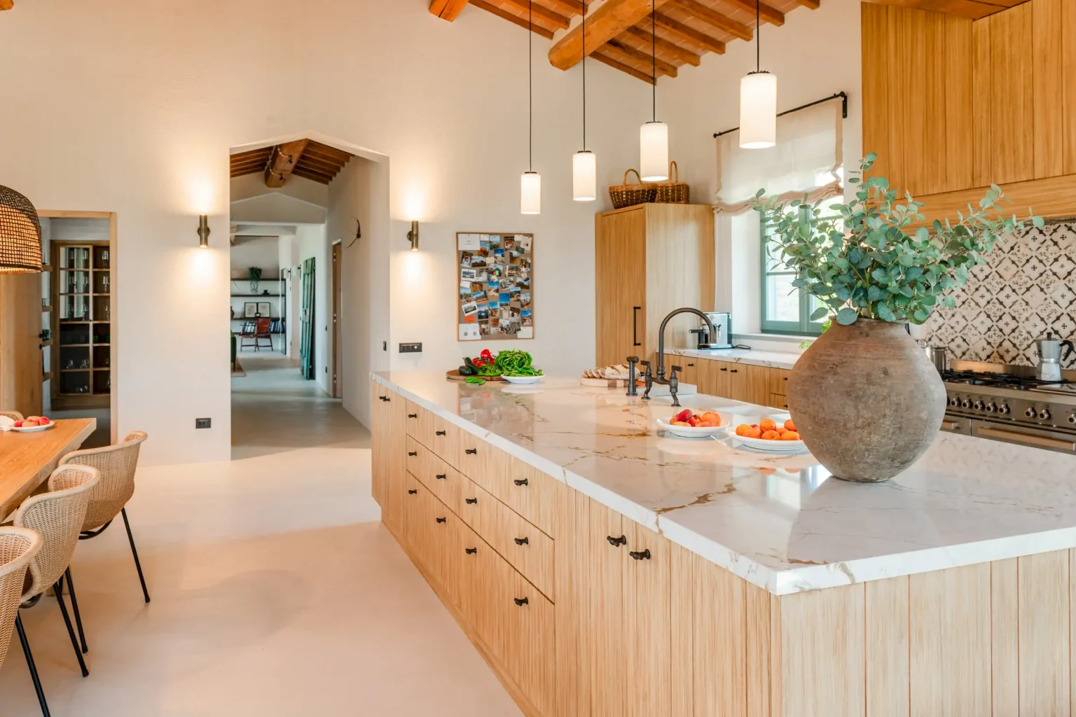 cuisine design avec poutres maison en pierres ancienne rénovée Podere Sirolo Italie