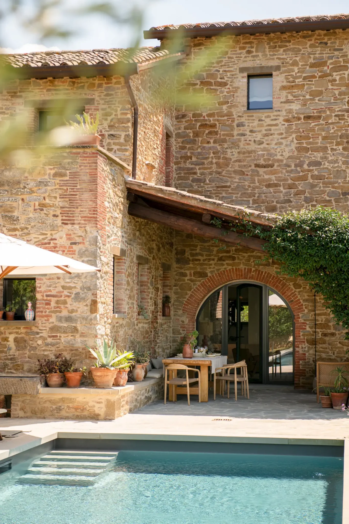 maison Italie ancienne en pierres décoration contemporaine avec piscine Larco Casa