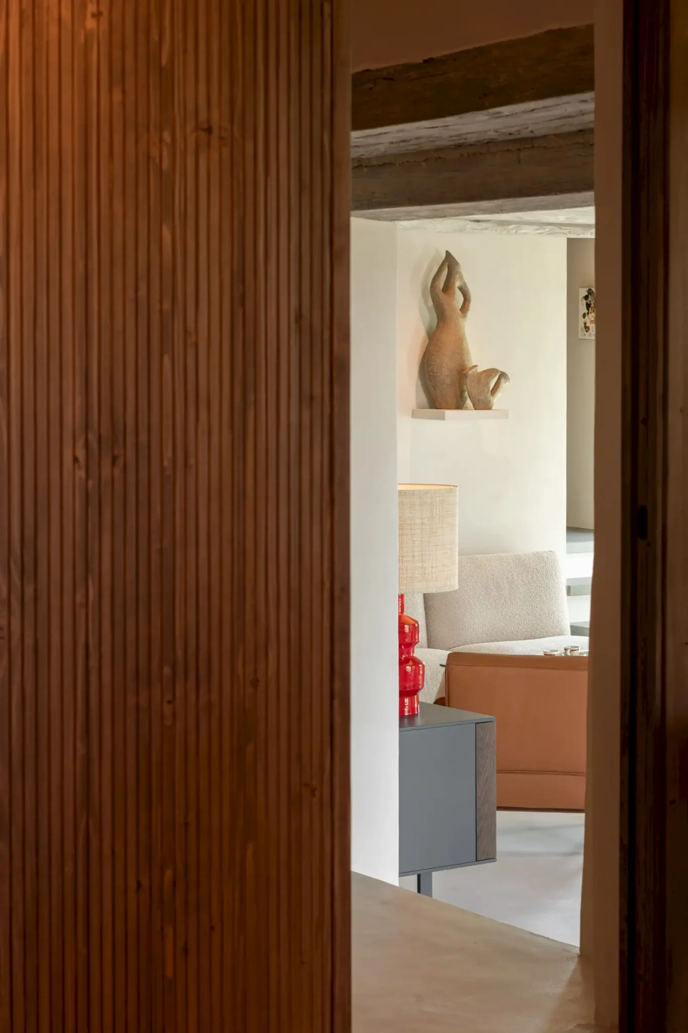 salon avec poutres décoration contemporaine maison Italie ancienne en pierres Larco casa