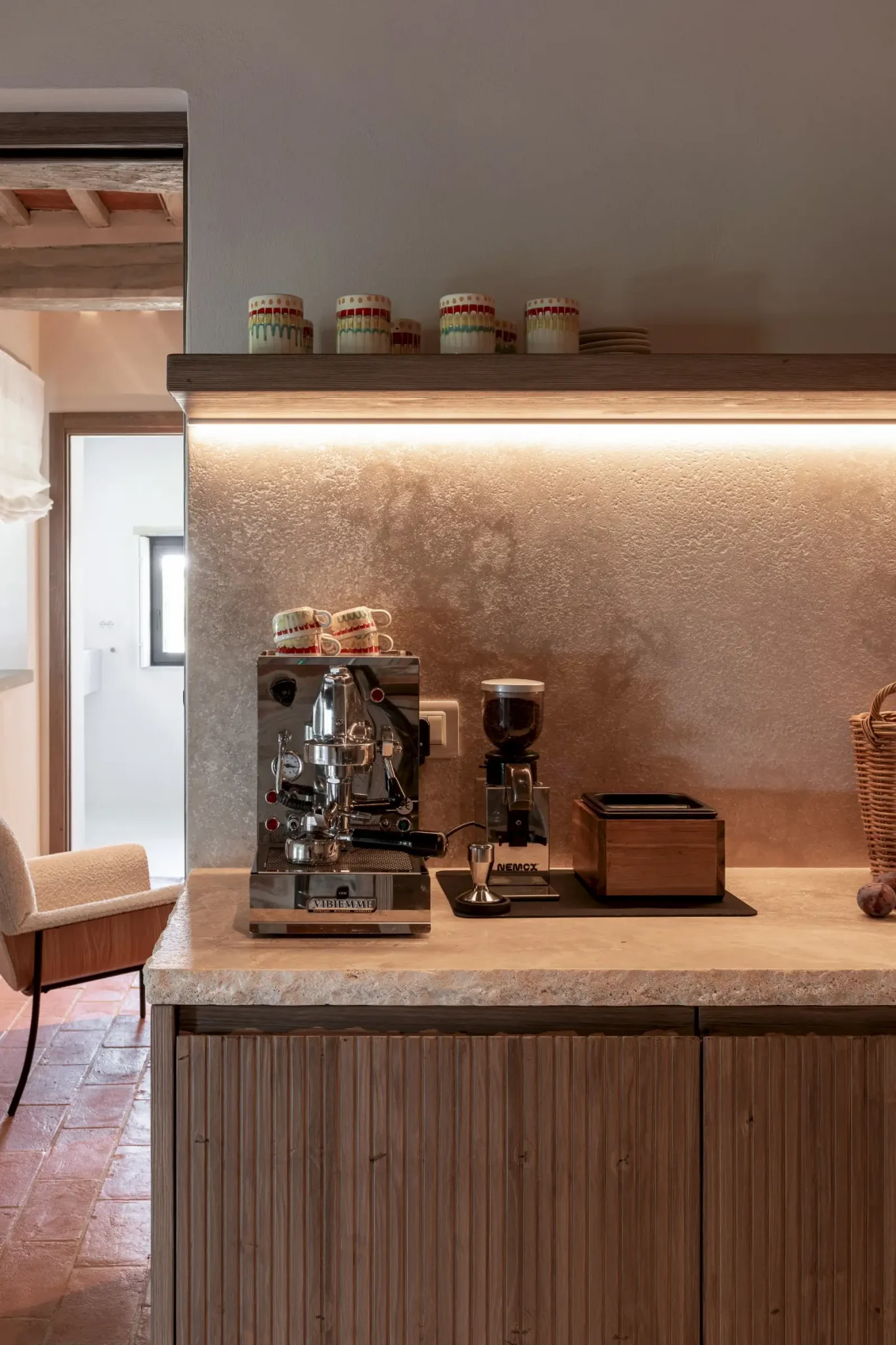 cuisine avec poutres décoration contemporaine maison Italie ancienne en pierres Larco casa