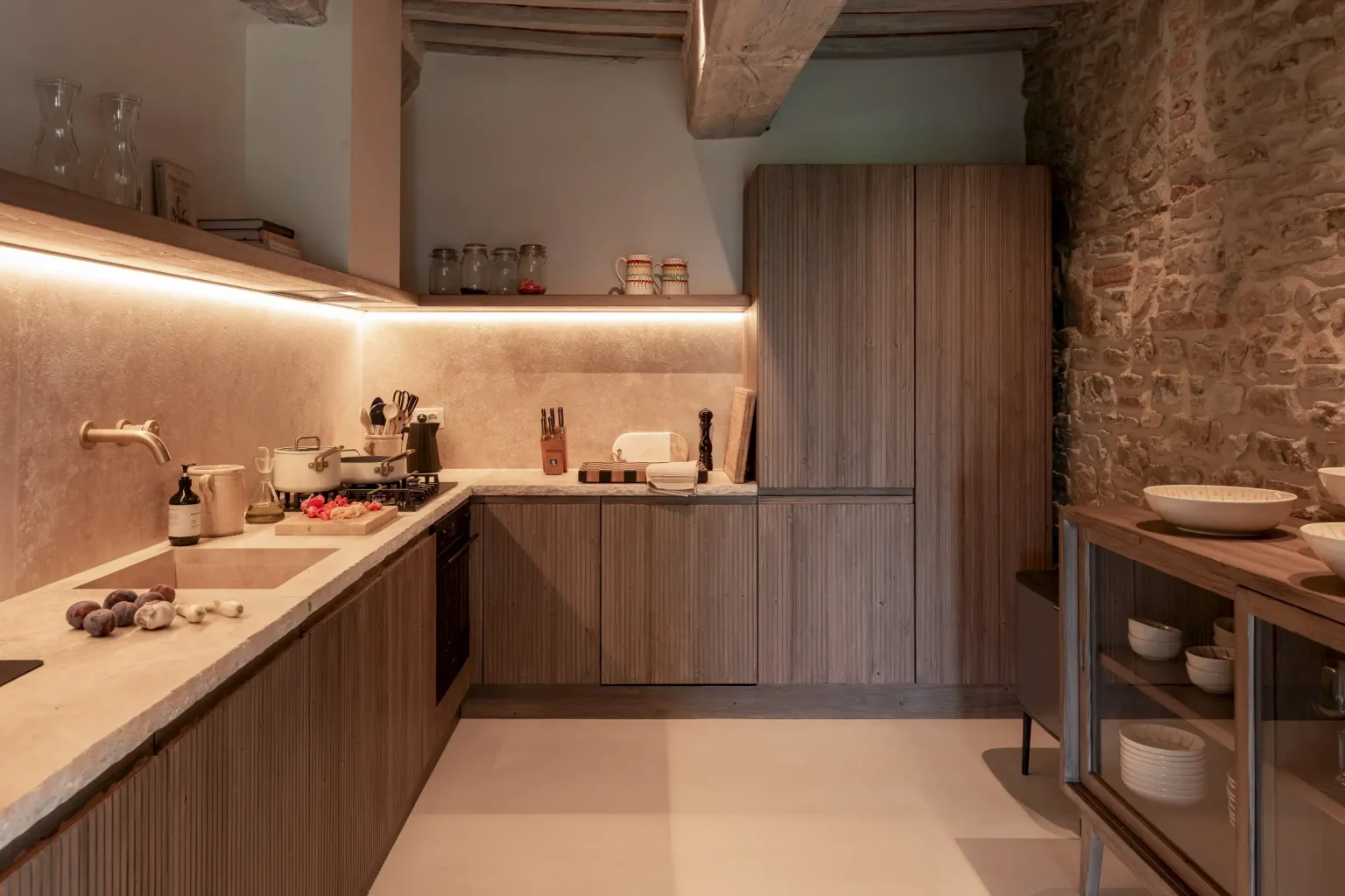 cuisine avec poutres décoration contemporaine maison Italie ancienne en pierres Larco casa