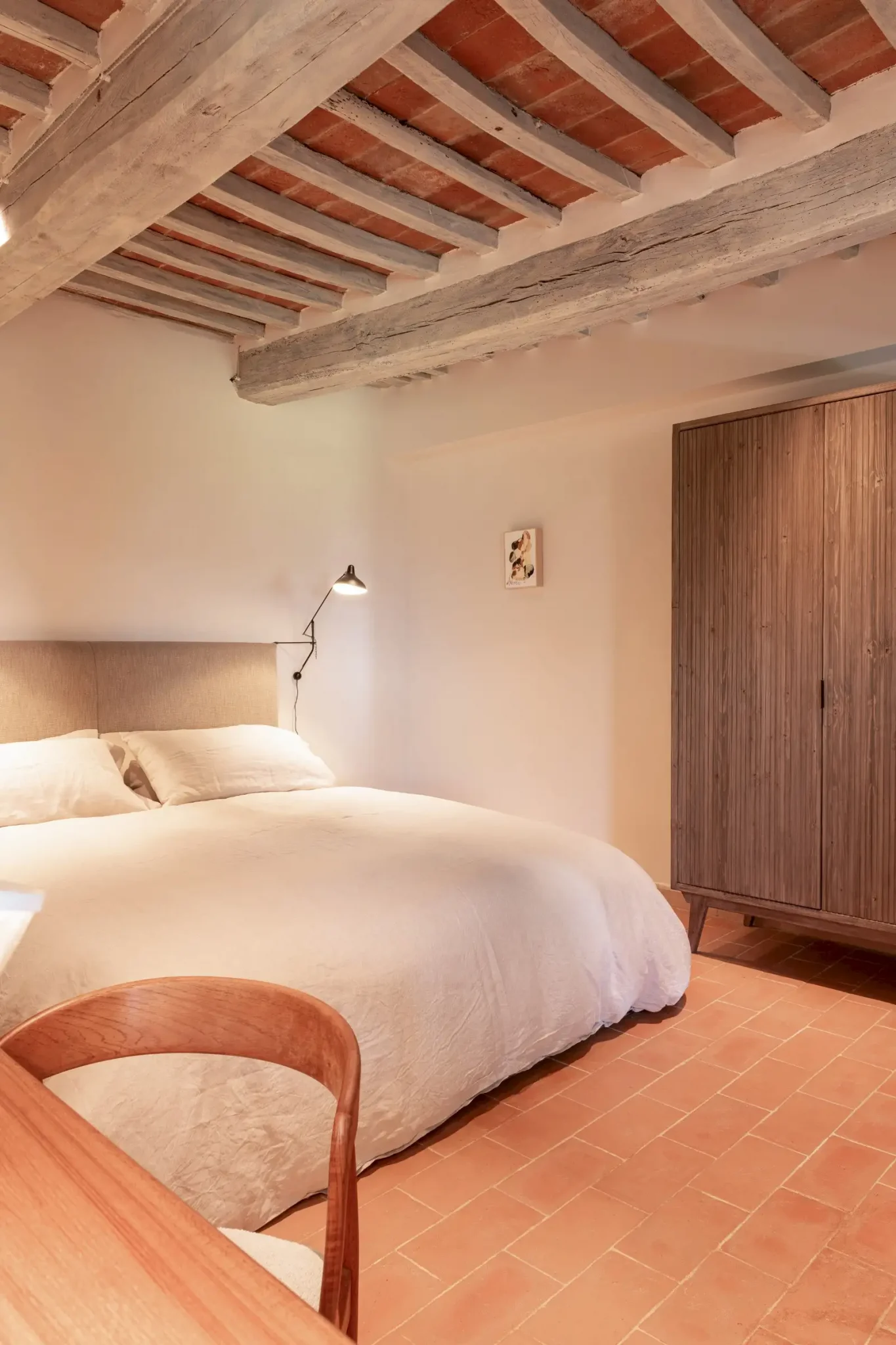 chambre avec poutres décoration contemporaine maison Italie ancienne en pierres Larco casa