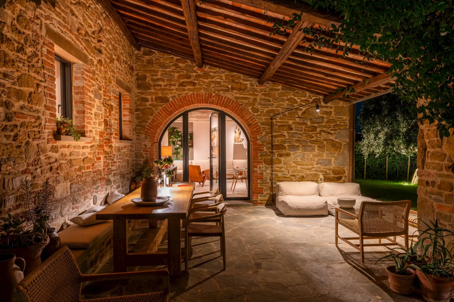 maison Italie ancienne en pierres décoration contemporaine avec piscine Larco Casa