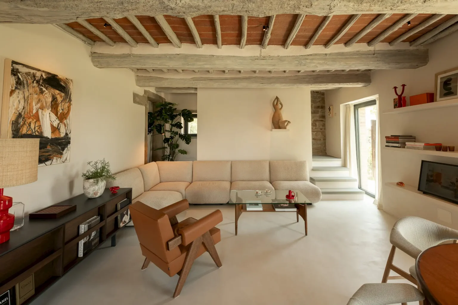 salon avec poutres décoration contemporaine maison Italie ancienne en pierres Larco casa