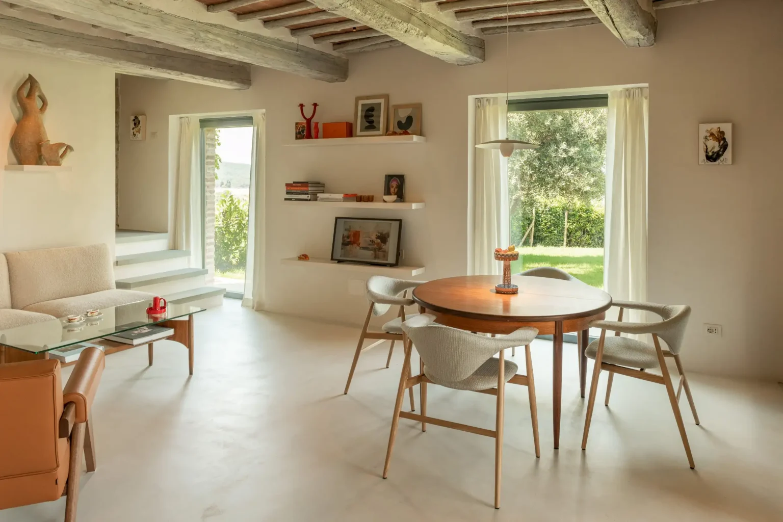 salle à manger et salon avec poutres décoration contemporaine maison Italie ancienne en pierres Larco casa