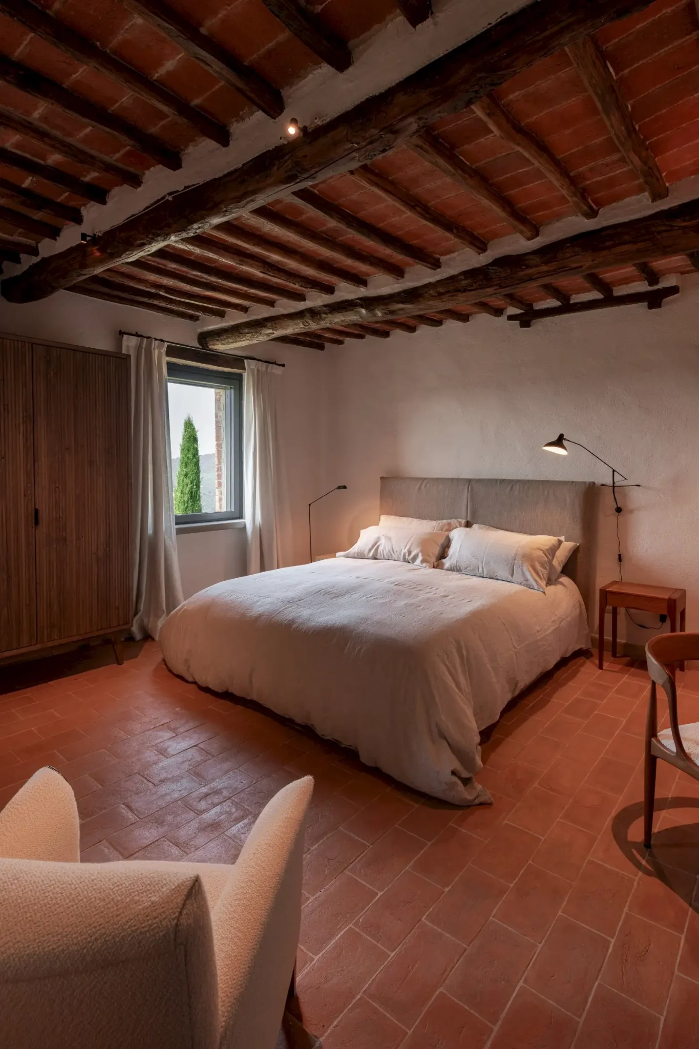chambre avec poutres décoration contemporaine maison Italie ancienne en pierres Larco casa