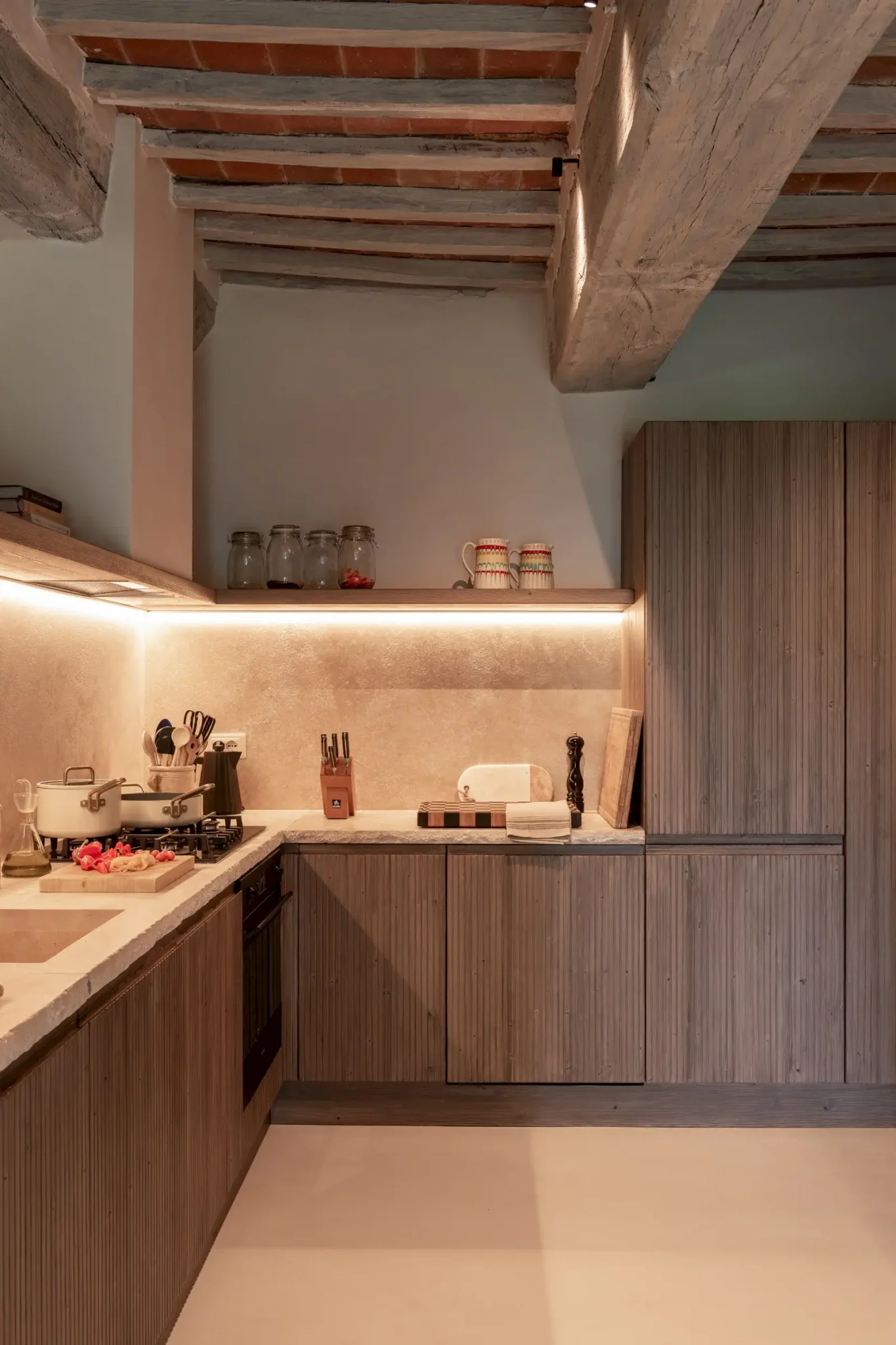 cuisine avec poutres décoration contemporaine maison Italie ancienne en pierres Larco casa