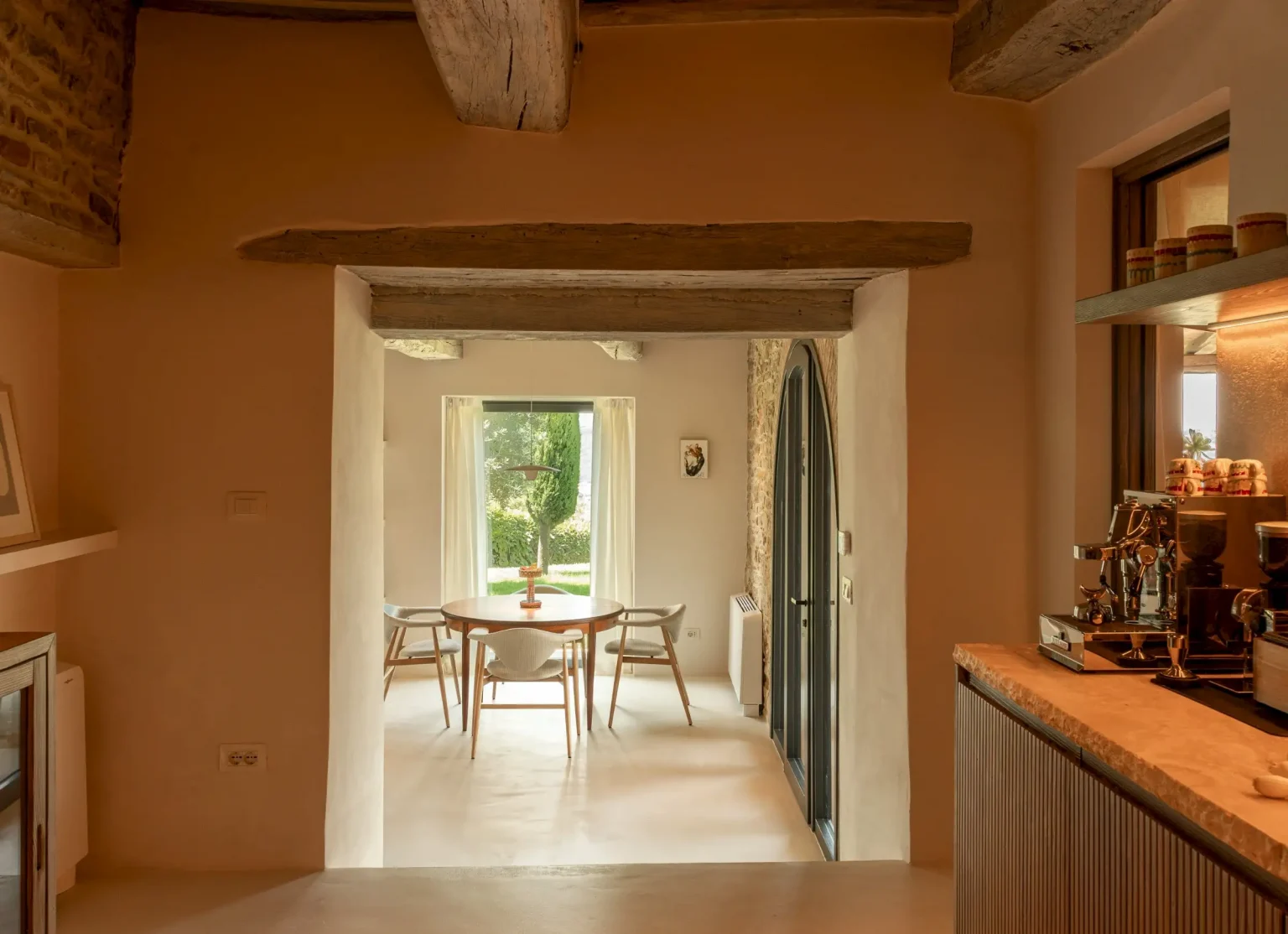 salle à manger et cuisine avec poutres décoration contemporaine maison Italie ancienne en pierres Larco casa