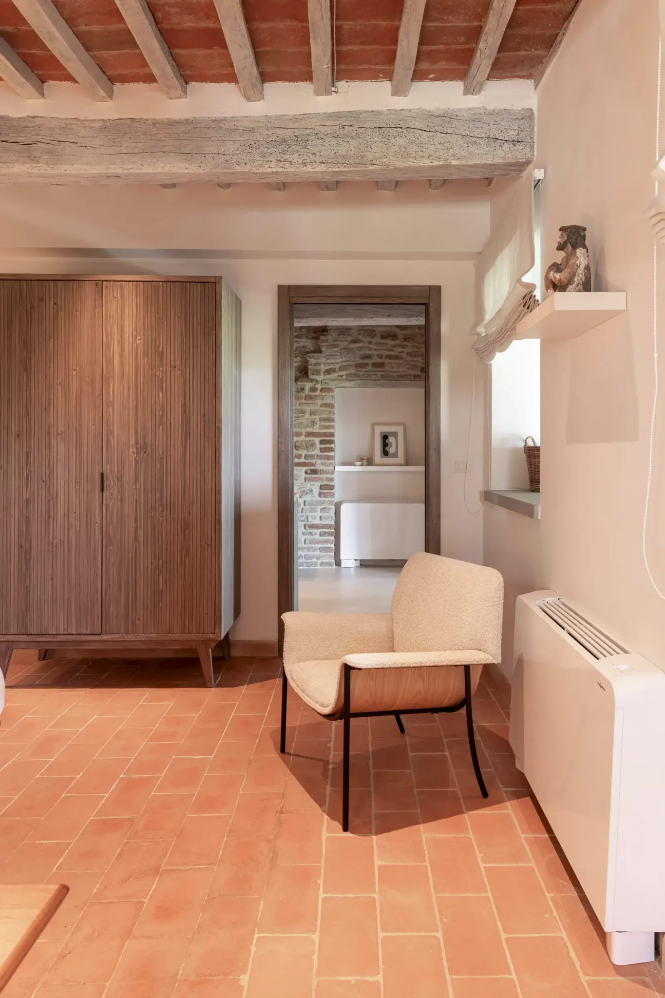 chambre avec poutres décoration contemporaine maison Italie ancienne en pierres Larco casa