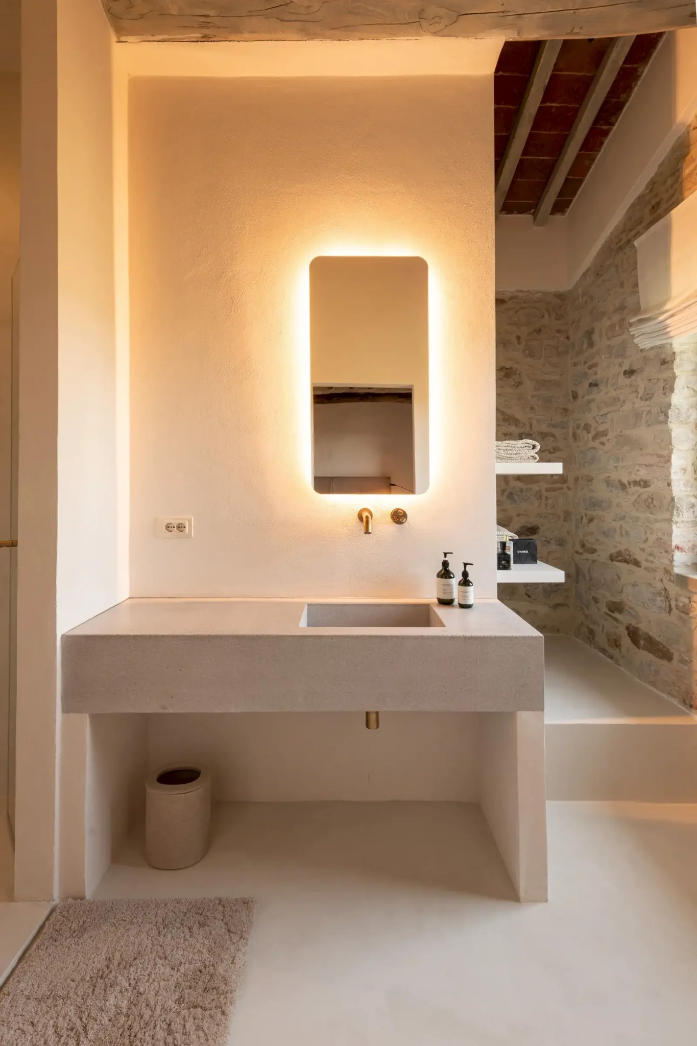 salle de bain avec poutres décoration contemporaine maison Italie ancienne en pierres Larco casa