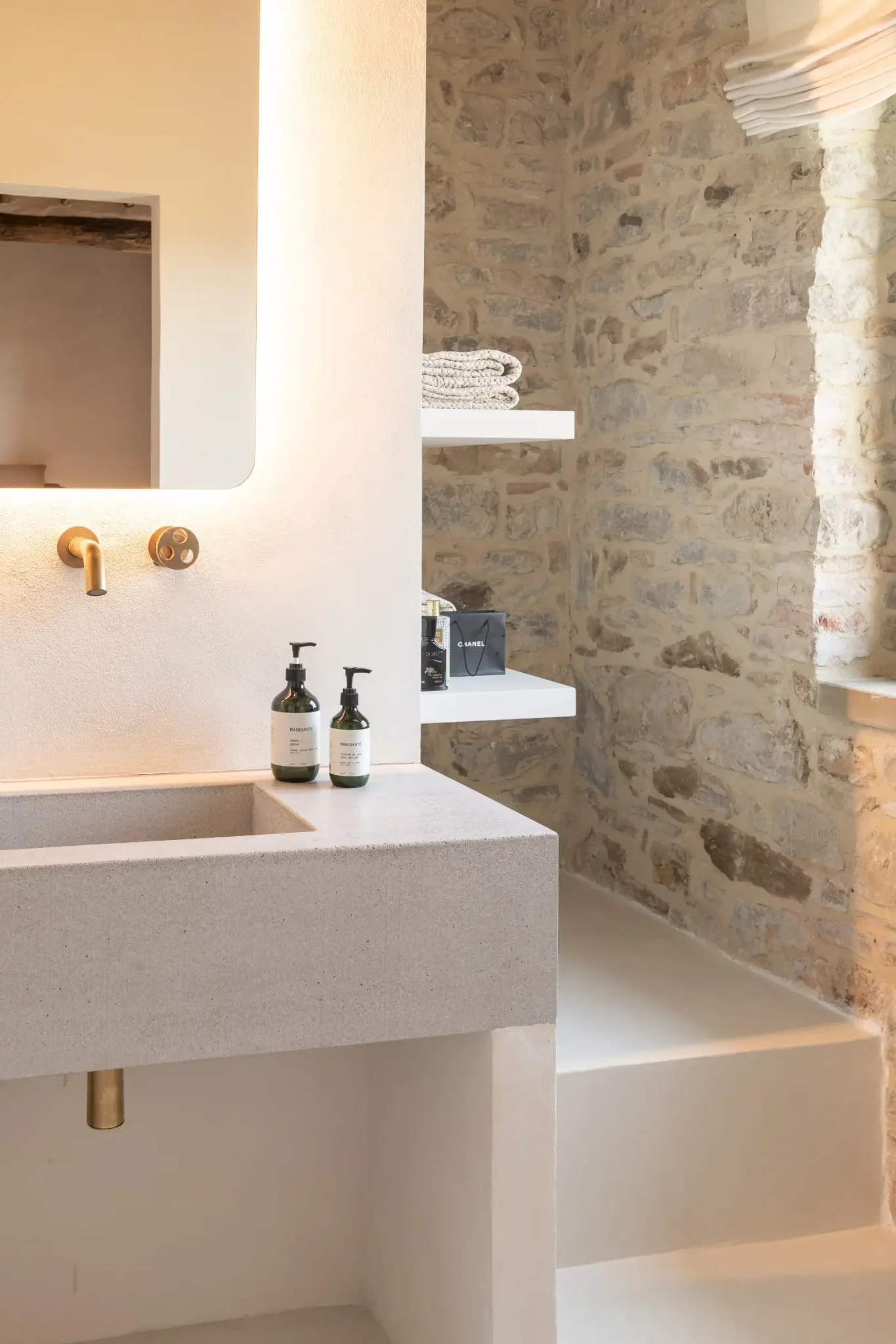 salle de bain avec poutres décoration contemporaine maison Italie ancienne en pierres Larco casa