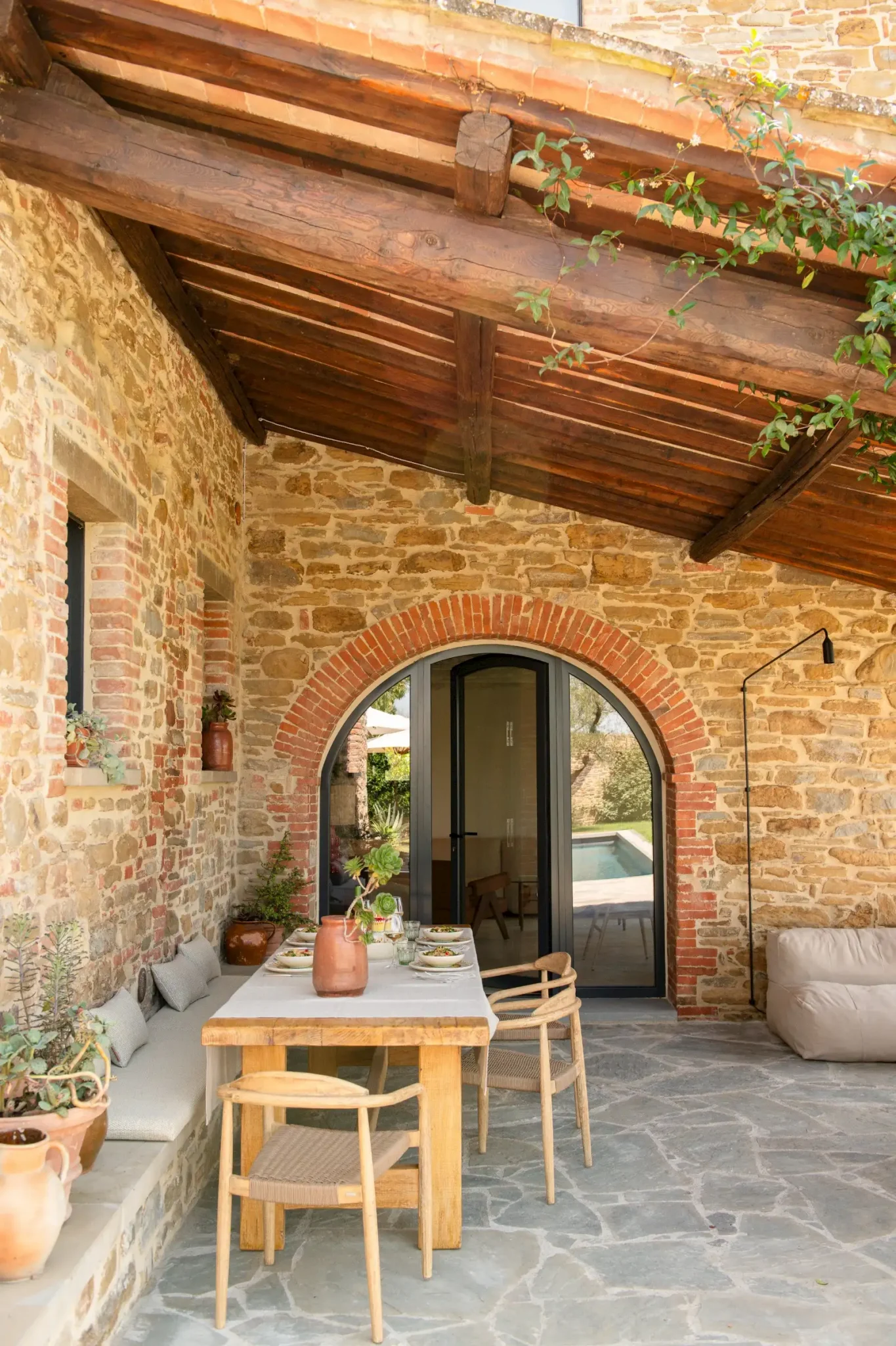 maison Italie ancienne en pierres décoration contemporaine avec piscine Larco Casa