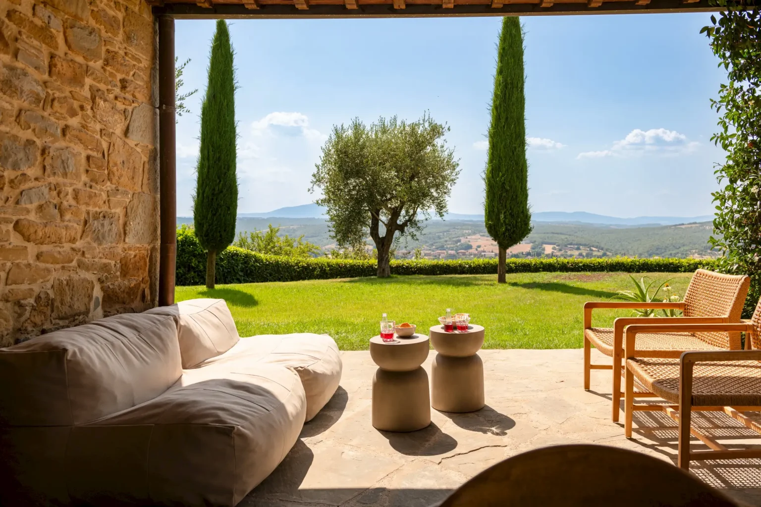 maison Italie ancienne en pierres décoration contemporaine avec piscine Larco Casa