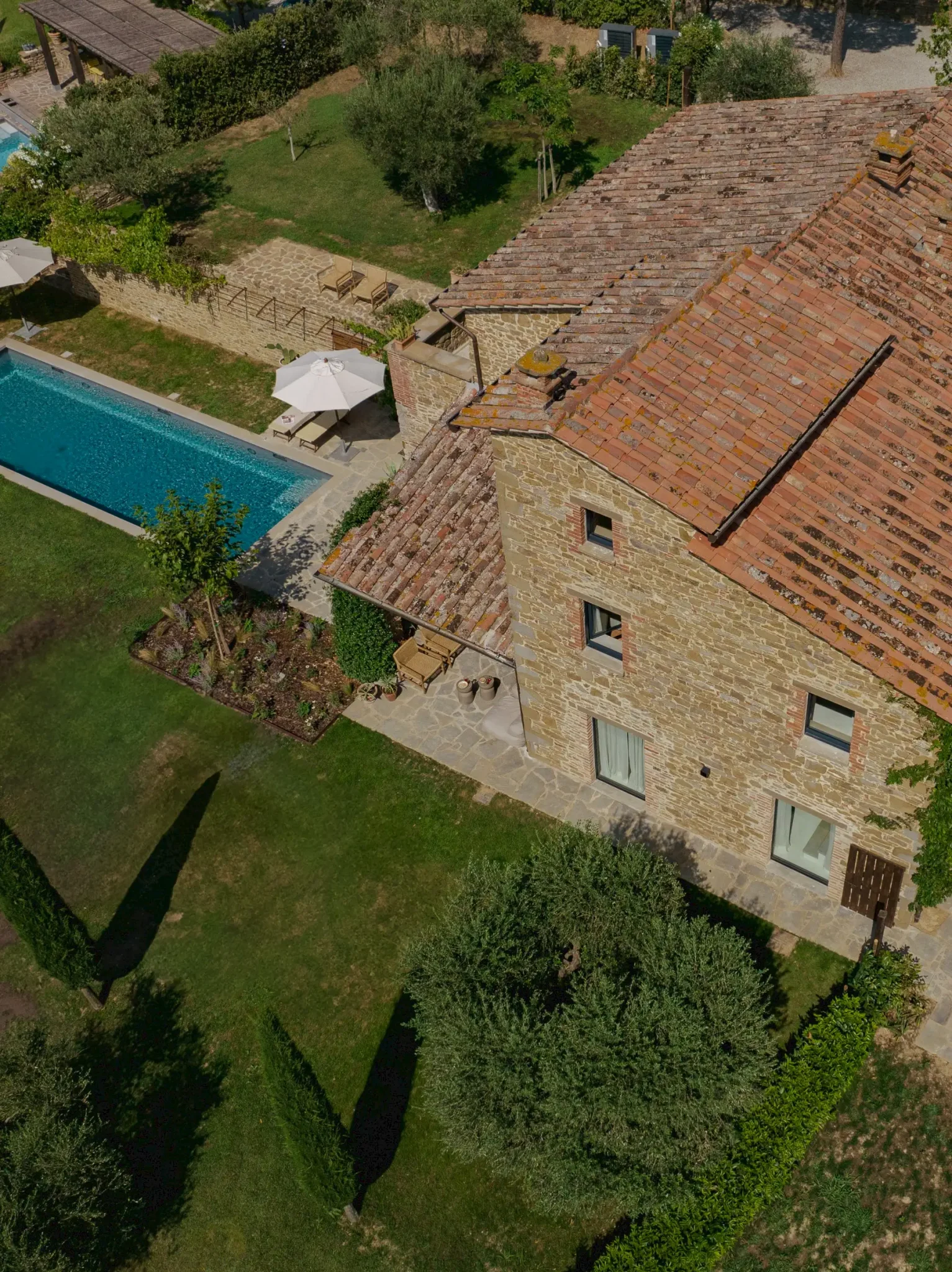 maison Italie ancienne en pierres décoration contemporaine avec piscine Larco Casa