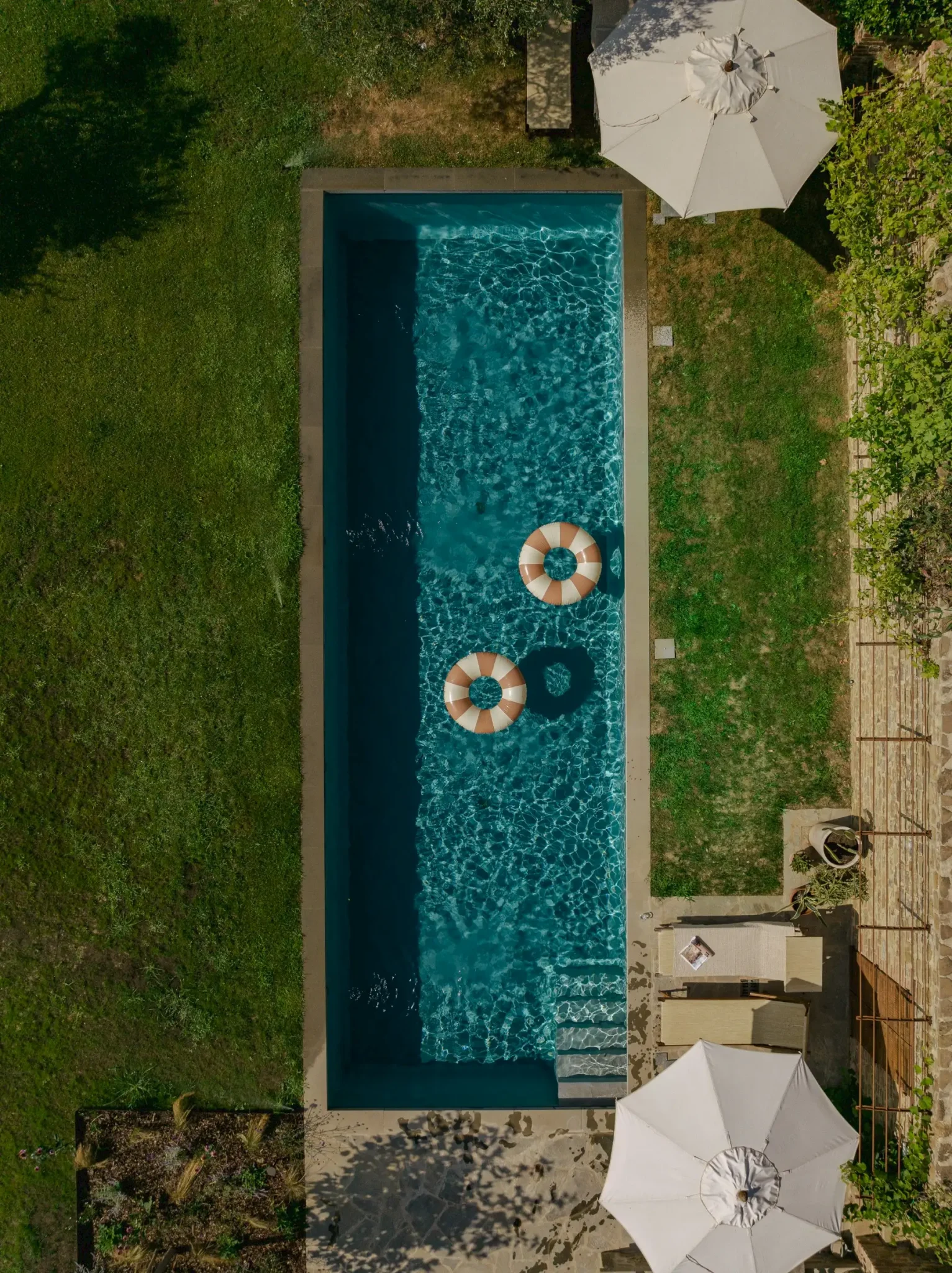 maison Italie ancienne en pierres décoration contemporaine avec piscine Larco Casa