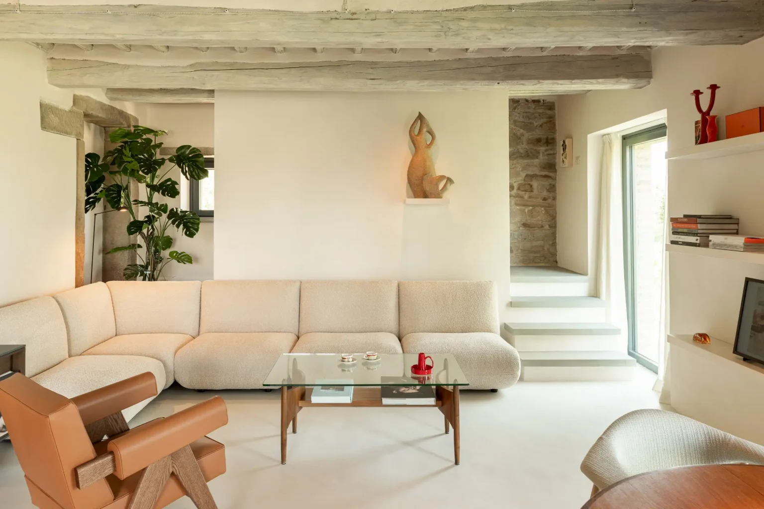salon avec poutres décoration contemporaine maison Italie ancienne en pierres Larco casa