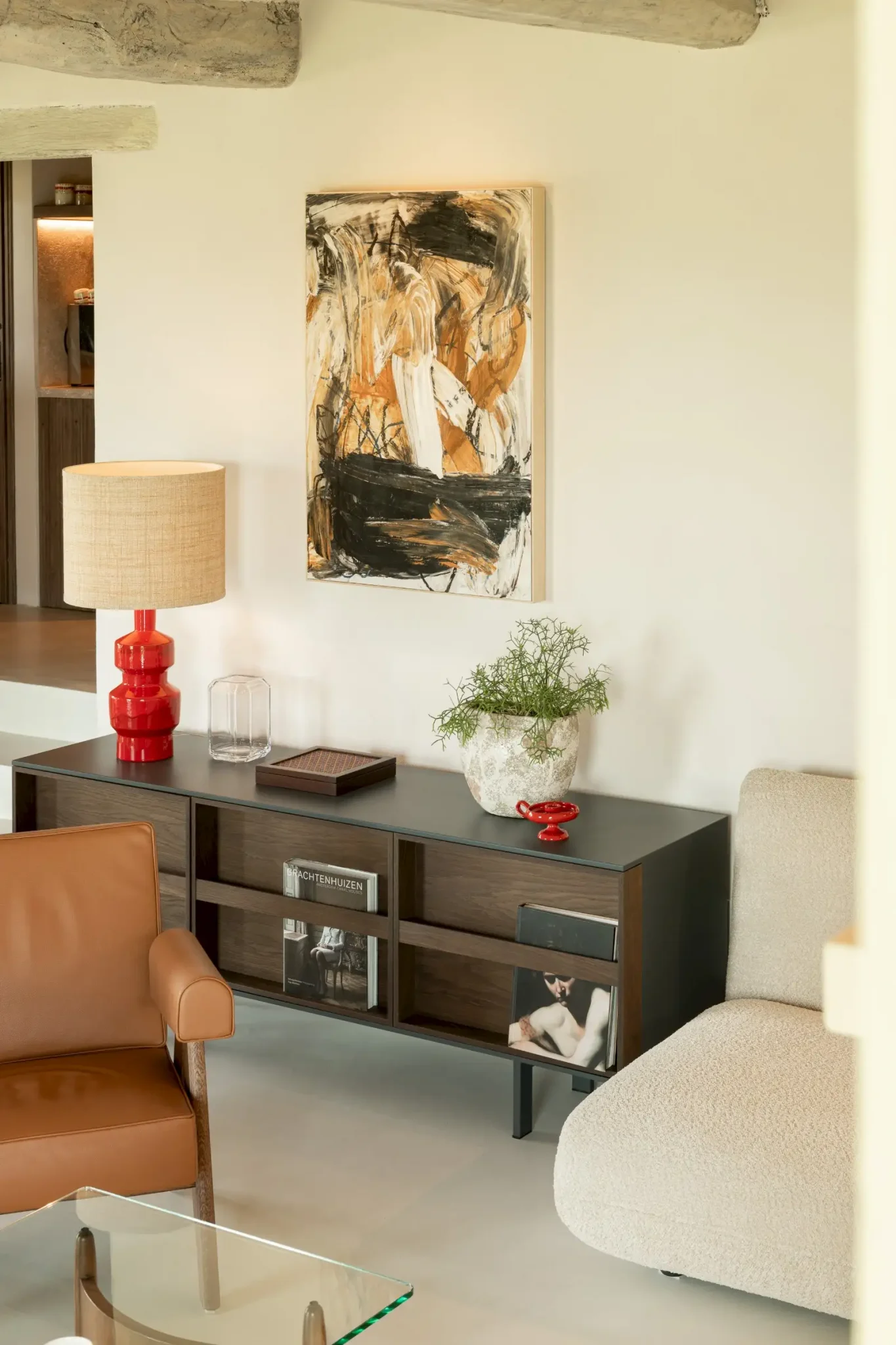 salon avec poutres décoration contemporaine maison Italie ancienne en pierres Larco casa