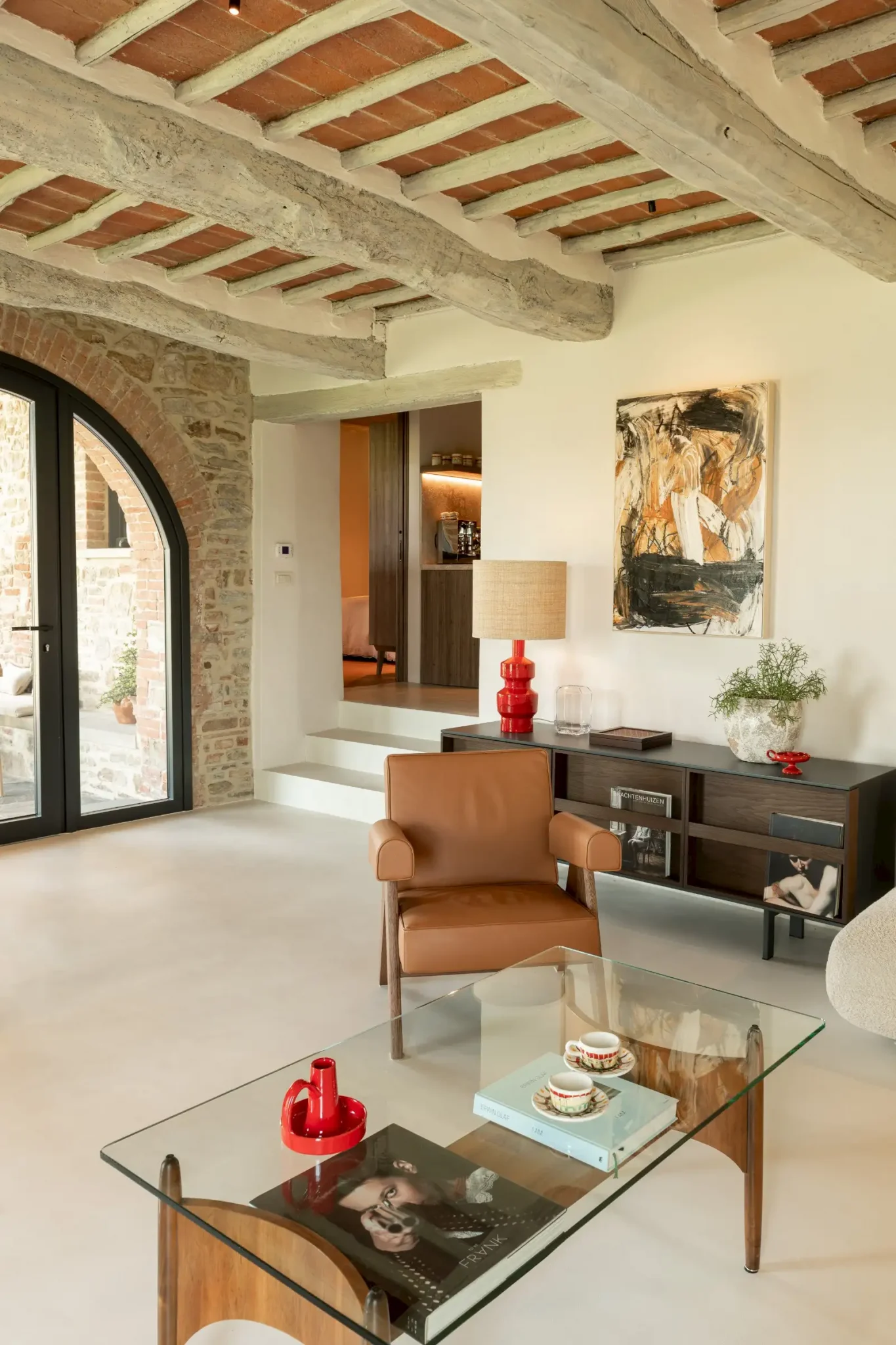 salon avec poutres décoration contemporaine maison Italie ancienne en pierres Larco casa