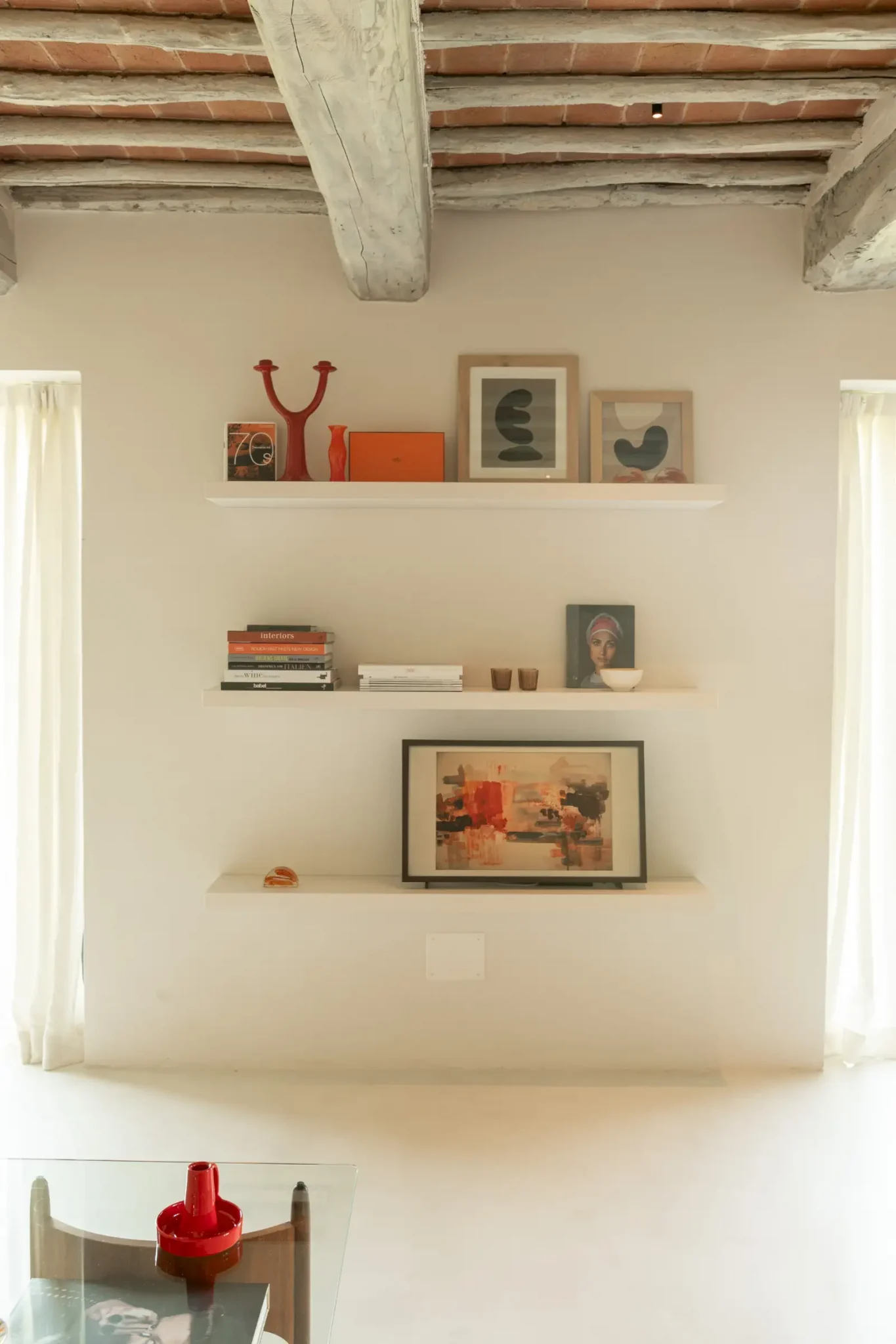 salon avec poutres décoration contemporaine maison Italie ancienne en pierres Larco casa