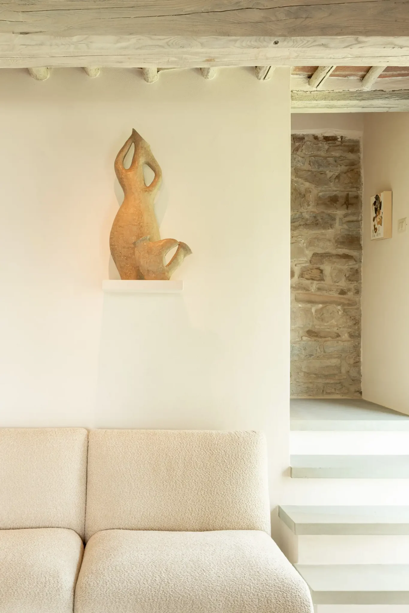 salon avec poutres décoration contemporaine maison Italie ancienne en pierres Larco casa